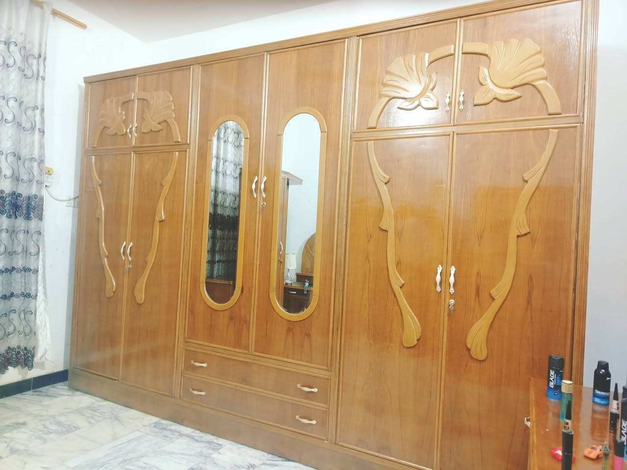 غرفة نوم تسكام صاج داخل وخارج شغل ثقيل استعمال قليل ضهر جرجوبه خمسه ملم استعمال قليل مابيها اي ضرر الواقع احله من الصور تكمه مكفوله من الشخط العنوان حلة حي الجزائر ***********.    ***********
