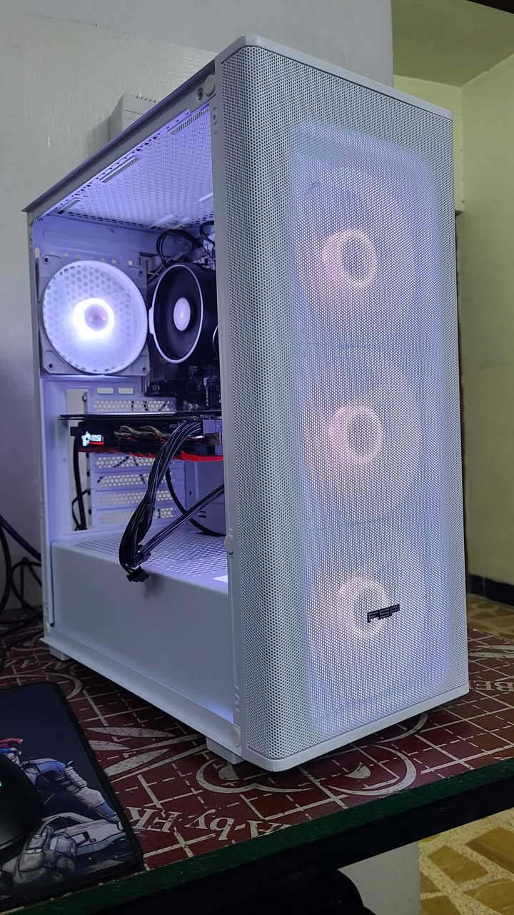 السلام عليكم 

كيس للبيع المواصفات 💚 :

R5 3600
6Cores / 12Thread

M.B : B450M Asrock With Box

RAM 16GB DDR4 Leaxar (8×2) 3200MHZ

GPU : GTX 1060 6GB MSI GAMING-X Like New
أخو الجديد بعد حتى لزقاته بيه ونظافته 99%
كرت شكله فخم وأدائه ممتازة وحرارته توب ويجي GAMING OC 💯✨️

Storage : SSD 128GB White New + HDD 500GB WD 
Blue 7200RPM
تخزين كفائة 100%

PSU 550W FSP 80% Plus NEW 
بور براند محترم 💯

CASE White FSP Mesh + 4Fans RGB NEW

كيس جديد والرجب قابل للتغير ✨️

الملاحظات : حرارة القطع مستقرة والكرت حرارته خمسينات كلش راقي 💯

السعر 525 ألف ثابت ♥️

مكاني موصل متوفر توصيل لجميع المحافظات ❤️

للتواصل : ***********
