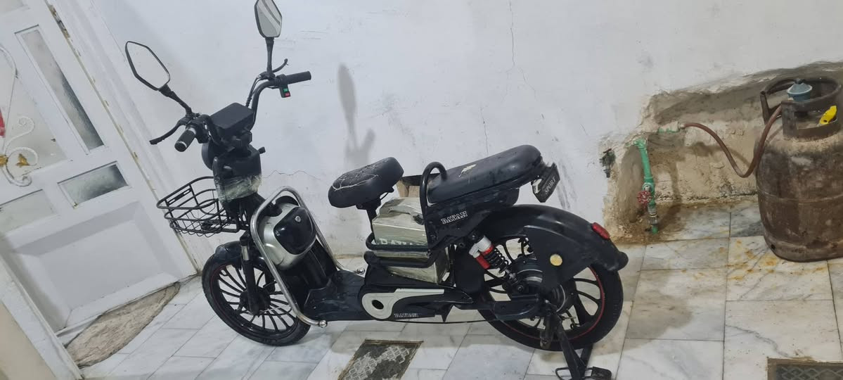 السلام عليكم دراجه شحن حجم عشرين للبيع البطاريه بيها 6 باتريات لي يريدها لتصال على هاذه الرقم ***********
