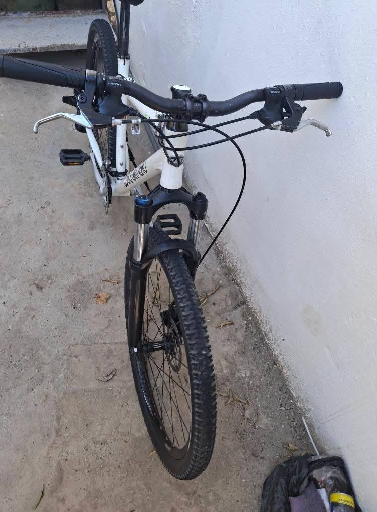 السلام عليكم دراجة لويس للبيع دراجة غنية عن التعريف ولكن نذكر تفاصيلها للشراي
الحجم ٢٦ 
سستم حديث مجمع براكيت ❤️‍🔥
مكينه 2×9❤️‍🔥❤️‍🔥
كيورة فقاس 👌
تايرات كتان عريض 👌❤️‍🔥❤️‍🔥
بريكات دسك ❤️‍🔥👌💖
لشه فافون دبل روك شود حديث بي قفل تخفف وثكل بالدبل 
❤️‍🔥👌💖❤️‍🔥
سستم البدالات العتلة والكيورة ديور ماركة عالمية ❤️‍🔥❤️‍🔥❤️‍🔥
السعر 280 وبيها مجال بسيط مكاني موصل يوجد توصيل كل المحافظات


**إذا كنت صاحب هذا الإعلان وتريد حذفه لأي سبب، رجاءا أرسل رسالة إلى الدعم الفني**