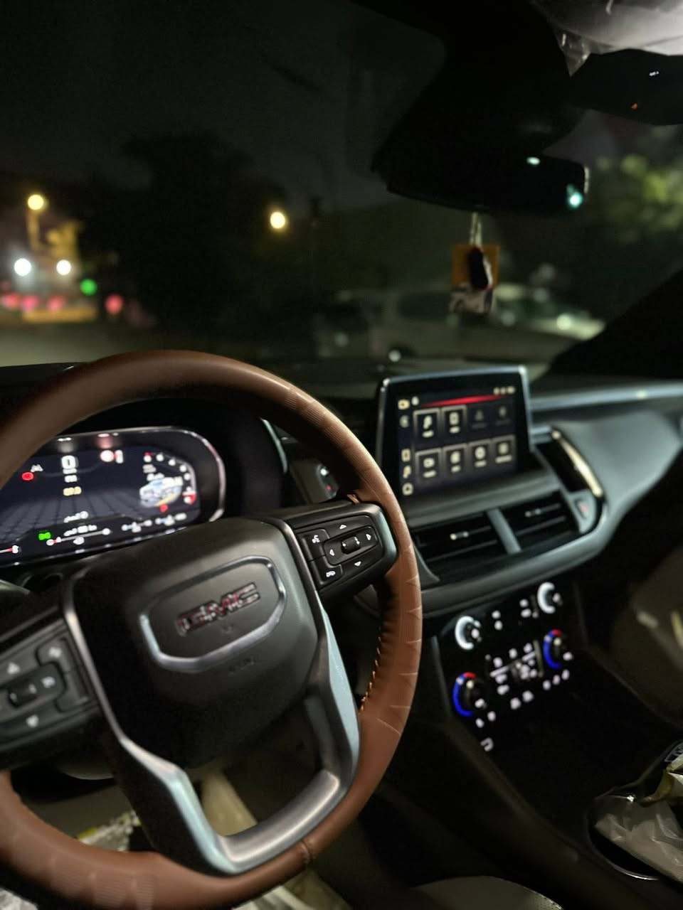 جي ام سي يوكن 
🔥2023🔥
🔹النوع : جي ام سي يوكن 
🔹الفئه : SLT
🔹فول كامل الموصفات   
 موديل :2023
بنروما 
بصمة تشغيل 
تشغيل عن بعد 
عداد الكتروني 
شاشة كبيره 
كامرات عداد 4
ثلاجه 
جلد 
تبريد كشنات 
تدفئه كشنات 
رادارت 360 
كرسي رجاج
فوريل 4*4
 
  ملاحضه ( كشنات الوره منفصل)
باقي الموصفات المعروفه SLT
 ***********
 للبيع ب52الف و بيها مجال
