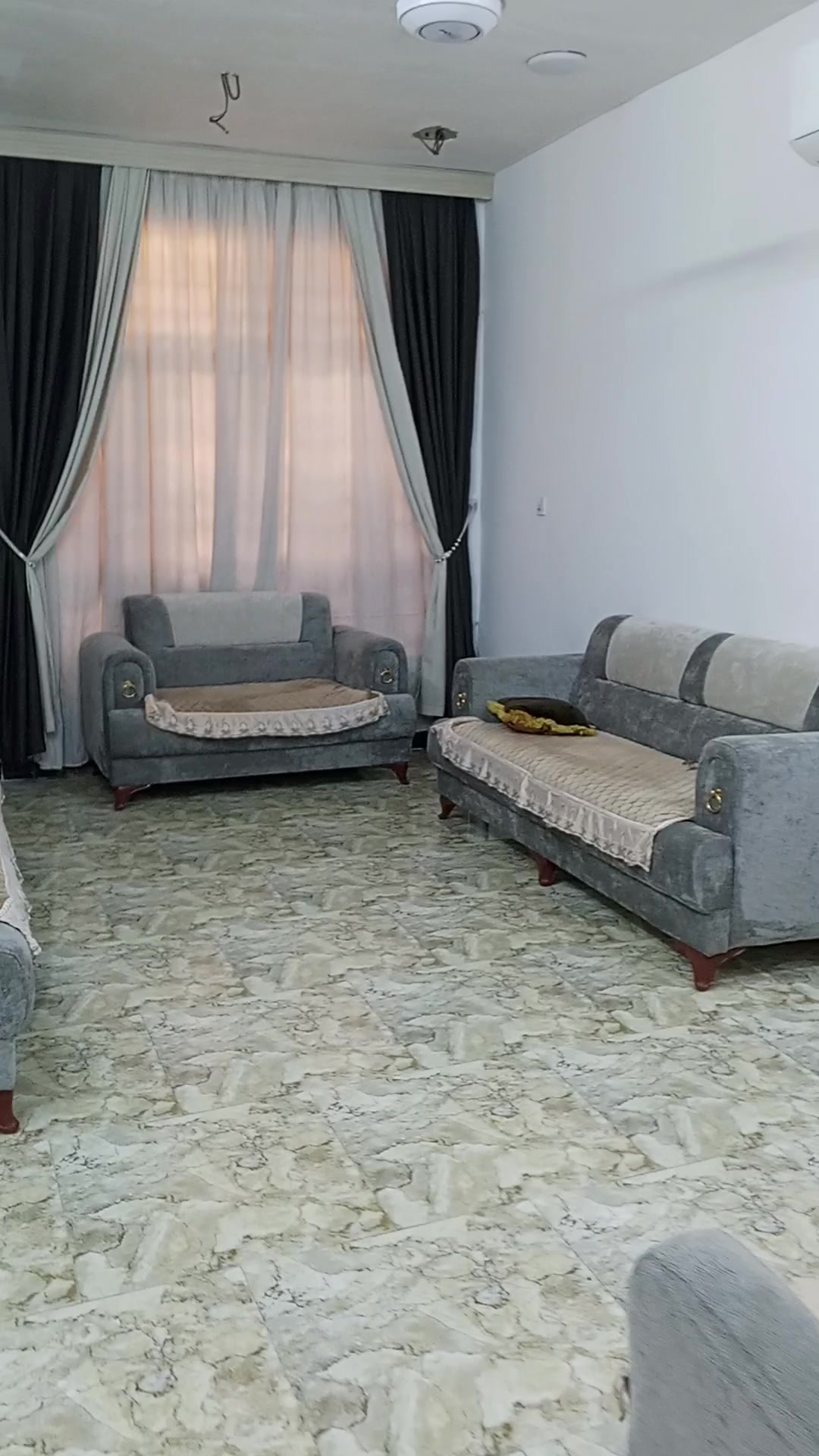 بيت 100متر طابقين ونص 3غرف في منطقه سكينه وركيه الزراعي خدمات كامله تبليط ارصفه مقرنص ماء مجاري كلشي موجود واجهه  5ونص ونزال20 ب123وبي مجال للشراي للاتصال***********
ممكن تحددون الموقع بالتفصيل أكثر؟ يعني سكينه وركية الزراعي بأي قطعة/زقاق، وشكد يبعد عن الشارع الرئيسي أو معلم قريب؟: 
قرب بانزين خانه الجبهه مقاطعه 2/9
البيت شنو توزيعته من الداخل بالضبط: بيه صالة/استقبال، مطبخ كم واحد، وحمامات كم؟: 
الطابق الاول استقبال وطرمه وممر ومطبخ وهول وحمام ومنور والطابق الثاني غرفتين وحمام والثالث غرفه وحمام وبيتونه وسطحين شتايكر
هسه البيت جاهز للسكن بالكامل لو بعده يحتاج شغل؟ وإذا يحتاج، شنو الأشياء الناقصة أو المتبقية بالتحديد؟: 
جاهز للسكن نقص ارضيه الطابق الثالث بس الارضيه موجود بس بعد تتطبك
شكد السعر النهائي؟ وهل أكو مجال للتفاوض أو دفعة أولى/تسهيلات بالدفع؟: 
بي مجال هواي للشراي 
منو صاحب الإعلان؟ وهل البيع مباشر من المالك لو عن طريق وسيط، ووقت المعاينة شنو المناسب؟: 
من المالك وباي وقت مرحب بيكم