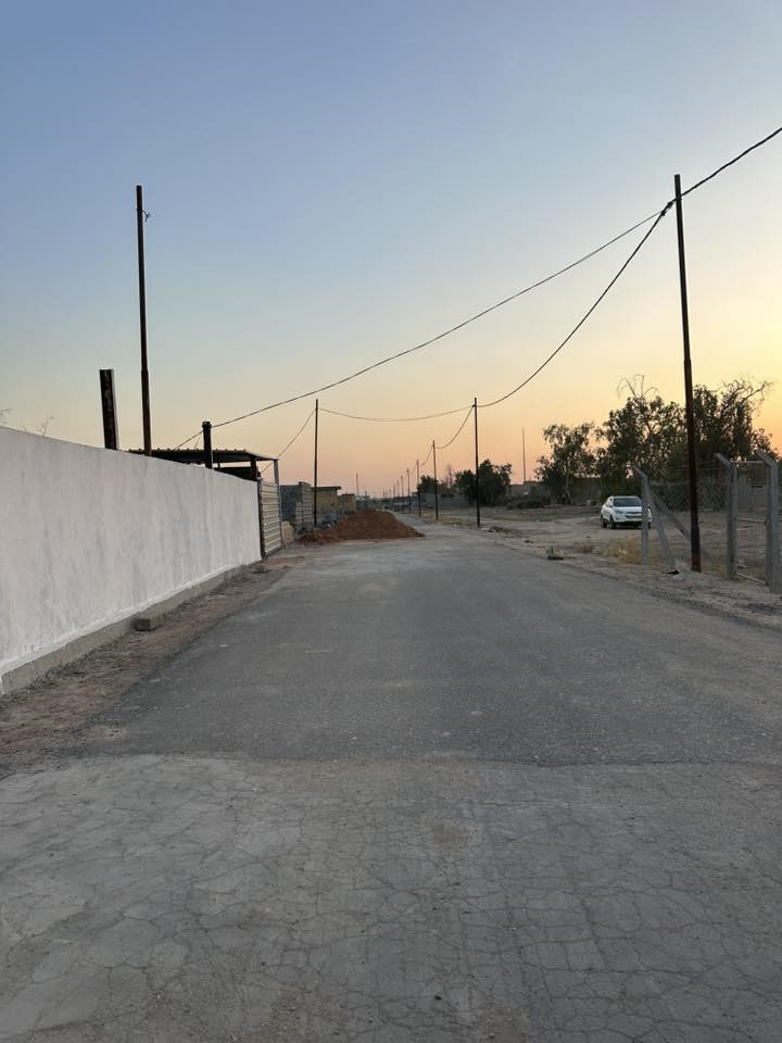 عندي ٢٥٠ متر طريق ياحسين عمود ٢٠٠ تدخل بالفرع مسافة ٤٠٠ متر شارع تبليط مسيجة وييها غرفة سندويج بيها كهرباء وماء تصلح حسينية طابو زراعي سند ٢٥ مباشرة اقرار محكمة باسمك اخوان الي عندة نية للشراء لا يتعبني ولا اتعبة صايرة بين طريق ياحسين ومن جهة ثانية طريق الزوار القديم الزراعي مو تجي وتكول اني عبالي بصف الشارع تمشي مسافة ٥ دقايق من طريق ياحسين وبالسيارة دقيقة يمها حسينيات ويمها اكو كم بيت سكن السعر ٢٥ 
للاتصال / واتساب / 
***********
