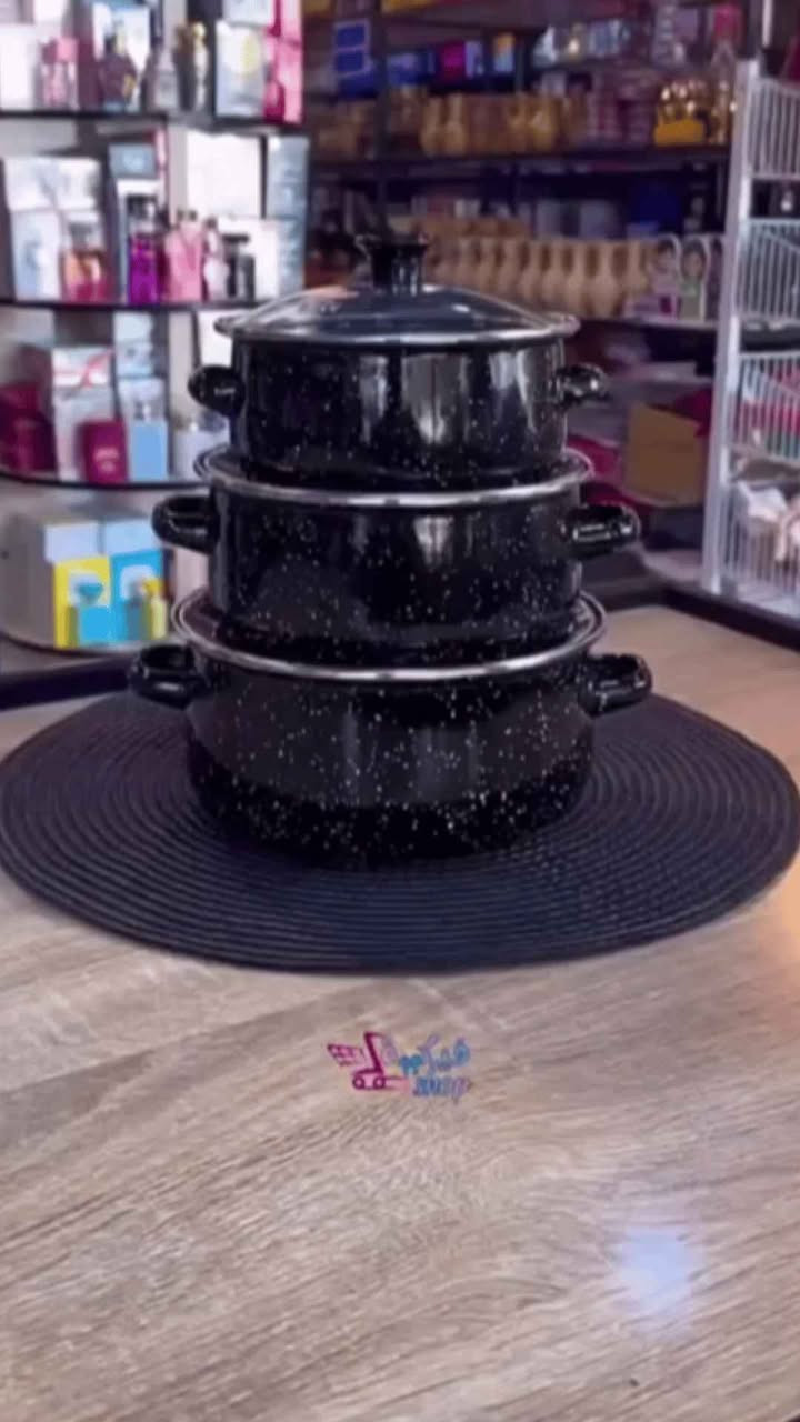 سيت قدور طبخ إيناميل ثلاثي مع أغطية زجاج

الاستخدامات

طهي الشوربات، المرق، الرز، والمعكرونة.

تحضير اليخنات والأطعمة اليومية بكميات مختلفة.

مناسب للاستخدام اليومي في المطبخ المنزلي.

مثالي للعائلات الصغيرة والمتوسطة.

المميزات

سيت مكوّن من 3 قدور بأحجام مختلفة لتغطية جميع احتياجات الطبخ.

مصنوع من معدن مطلي بطبقة إيناميل مقاومة للحرارة وسهلة التنظيف.

أغطية زجاجية شفافة مع فتحة بخار لمتابعة الطهي دون رفع الغطاء.

توزيع متوازن للحرارة يساعد على طهي متجانس.

مقابض جانبية متينة لسهولة الحمل والاستخدام.

تصميم منقّط أنيق باللون الأسود يناسب جميع المطابخ.

المقاسات:

- الكبير: قطر 20 سم – ارتفاع 9 سم
- الوسط: قطر 18 سم – ارتفاع 8.5 سم
- الصغير: قطر 16 سم – ارتفاع 8 سم

قياس الكارتون: 20 × 20 × 17 سم

محتويات الصندوق

قدر كبير قطر 20 سم + غطاء زجاجي.

قدر وسط قطر 18 سم + غطاء زجاجي.

قدر صغير قطر 16 سم + غطاء زجاجي.

الملاحظات

مناسب لمعظم أنواع المواقد المنزلية.

يُفضّل استخدام أدوات خشبية أو سيليكون للحفاظ على طبقة الإيناميل.

لا يُنصح بتعريض القدر لصدمة حرارية مباشرة (من حرارة عالية إلى ماء بارد).

يُغسل قبل الاستخدام الأول. النجف, العراق


**إذا كنت صاحب هذا الإعلان وتريد حذفه لأي سبب، رجاءا أرسل رسالة إلى الدعم الفني**