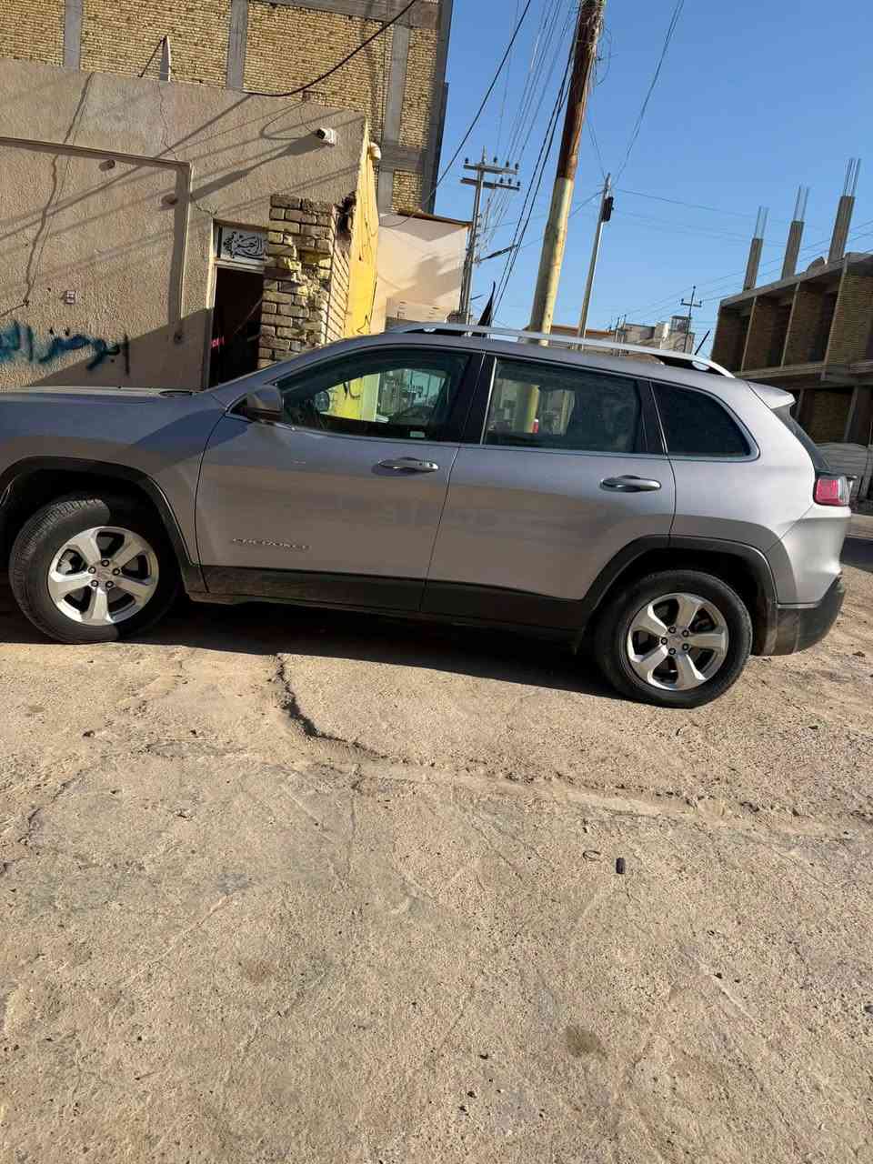 جيب بزون 21 فول مواصفات 
رقم شمالي سليمانية (باسمي)
6 سلندر 
ماشية (60km) 
حادثها تبديل بنيد فقط 
 مكاني ميسان
الرقم ***********

سعرها 145 وبيها مجال
نزلت سعرها مستعجل ع البيعة
