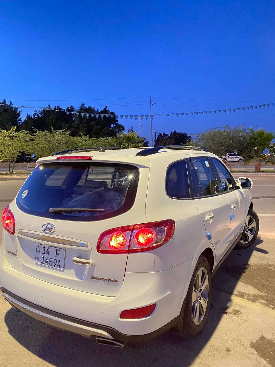 السلام عليكم. هونداي سنتافي 2012 خليجي .فول مواصفات 1\1 رقم بصره الجديد سنويه لل٢٠٢٨.باسمي تحويل ثاني يوم  مكفوله كفاله عامه من الضربه والصبغ والتبديل بيها بارد فقط ماشيه 176الف. سياره جديده  فول مواصفات 1\1. فتحه سقف.  شاشه اندرويد HD. كامره خلفيه. اشاير بلمرى..  7راكب. تبريد 3 قطع خلفي وامامي.تخم تاير  ويلكب 19 نيكل. مرايات شفط. دواخل بيجي عسلي مطعم بصاج خشبي. ودشبول صاج. لد خلفي امامي.  مكينه (4 سلندر. 2400 )   اخوان السياره بلكارتون  ( وبلعافيه علياخذهه  لان سياره مامتعوبه وستخدام شخصي. )  سعر 150وبيها مجال حك جيه مكاني بصرة الإستفسار اتصل (***********)
