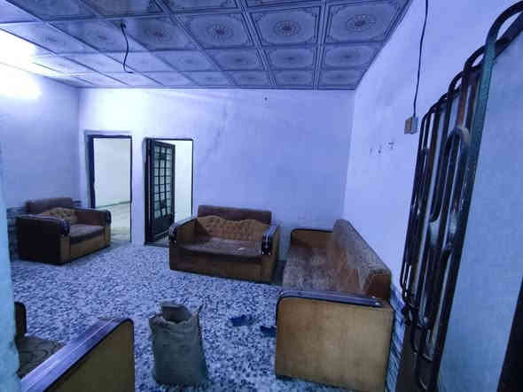 قرب منتجع الشكرجي تعبره 
مساحته 100م واجهه  8 نزال 12 مربع 
سكف سندويج مغلفه ماده الاوزكام 
+ كل البيت سقوف ثانويه 
بناء بلوك الاساس  صب 
سعره 25 وبيه مجال يبعد عن شارع العام ٤٠٠ متر استفسار اتصل ***********
