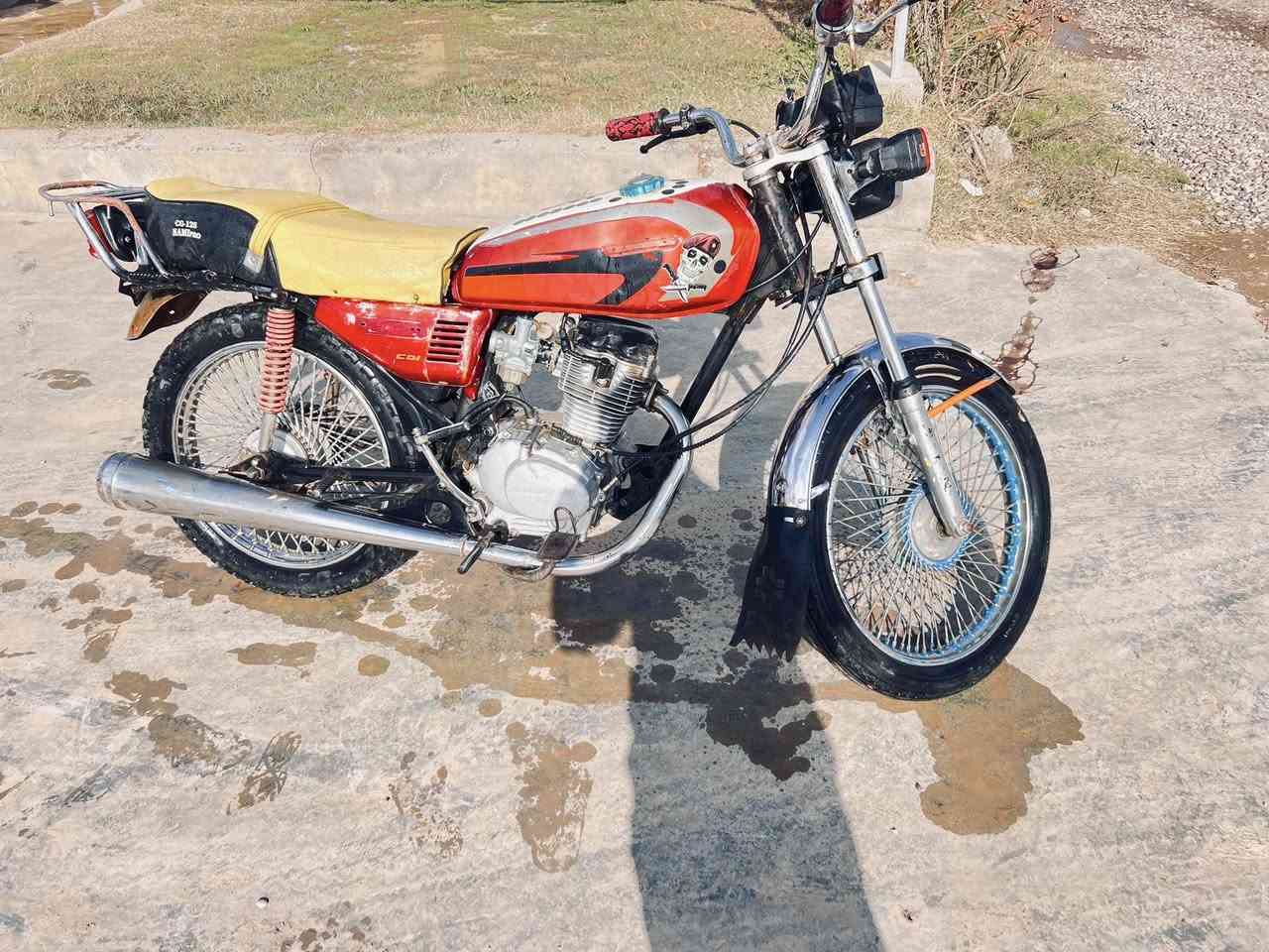 السلام عليكم يوجد موطور أربعه كير محرك لا تنقيص ولا بخار كهربائيات كله شغاله السعر200وبيه مجال حك الجيه***********ومراوس حسب القناعه
