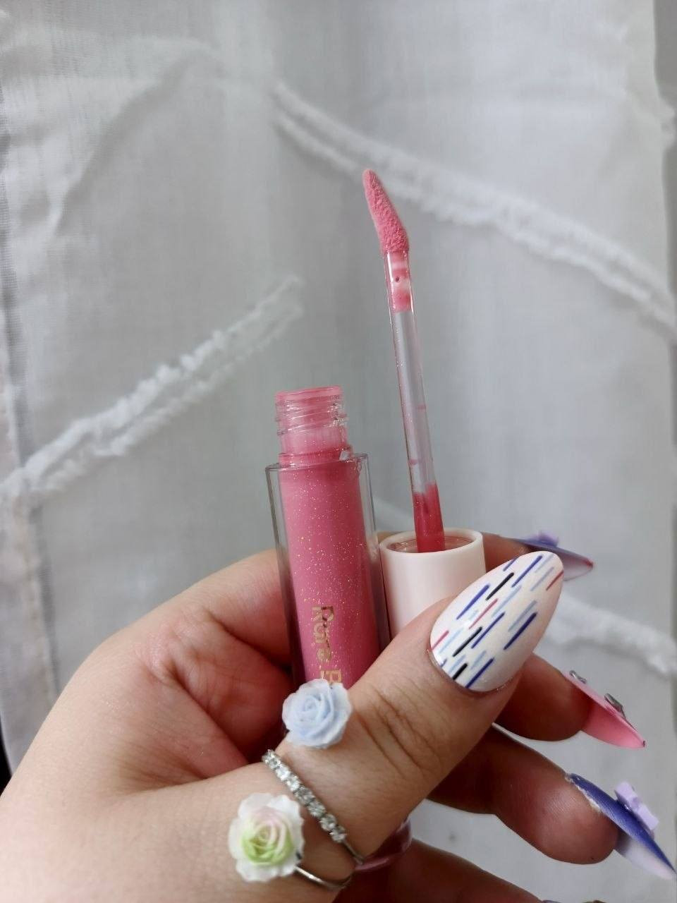 هذه مجموعة من كلوسات الشفاه المضيء "بوزيتيف لايت" من رير بيوتي (Rare Beauty Positive Light Luminizing Lip Gloss). 
يتميز بتركيبة مريحة وغير لزجة تمنح الشفاه لمعاناً زجاجياً. 
يحتوي على لمعان متعدد الأبعاد (shimmer) للحصول على تأثير بصري يجعل الشفاه تبدو أكثر امتلاءً. 
متوفر بعدة درجات، بما في ذلك "غليمر" (Glimmer) و "سبارك" (Spark) و "فليكر" (Flicker). 
المنتج يرطب الشفاه فورياً ومع مرور الوقت.

رير بيوتي 6 الوان 🔥🔥

سعر خاص
توصيل لجميع محافظات العراق


**إذا كنت صاحب هذا الإعلان وتريد حذفه لأي سبب، رجاءا أرسل رسالة إلى الدعم الفني**
