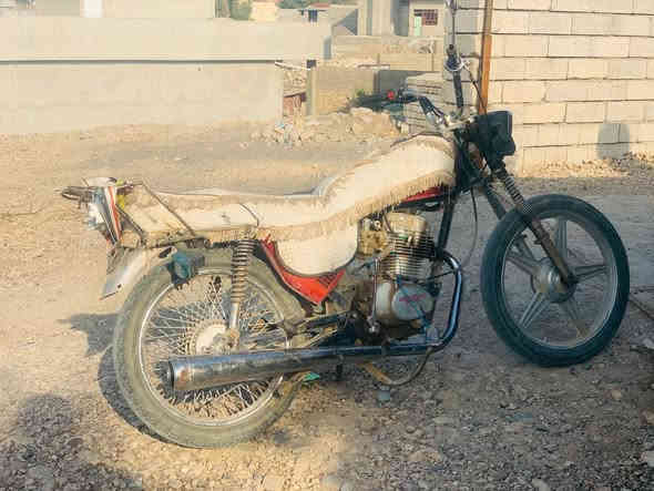 السلام عليكم موطور للبيع 9999 ما عايزو كلشي شغل و اطلع كهربائيات شغاله السعر 150 بي مجال المكان قريه الحود و اتصل ***********
