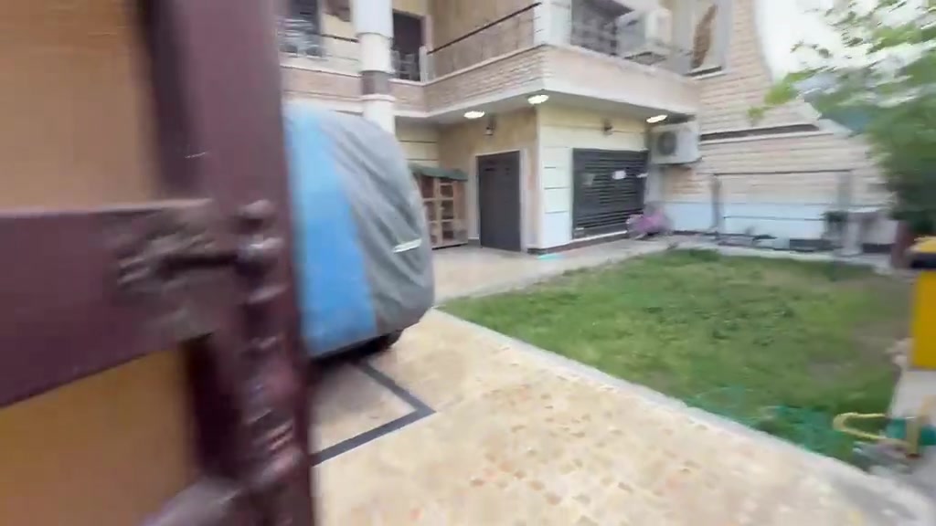 🏠 منزل راقٍ وواسع للبيع في منطقة شهداء السيدية 🏠
فرصة مميزة للسكن والاستثمار! نعرض لكم بيتاً متكاملاً بمواصفات ممتازة ومساحة واسعة تلبي تماماً احتياجات العوائل الكبيرة، في واحدة من أرقى وأهدأ مناطق العاصمة.
• المساحة الكلية: 300 متر مربع.
• الموقع: منطقة شهداء السيدية (موقع استراتيجي وقريب من كافة الخدمات).
✨ تفاصيل وتقسيم البيت:
• الطابق الأول:
• هول داخلي واسع ومريح للمعيشة.
• غرف نوم عدد (2).
• الطابق الثاني:
• هول داخلي إضافي.
• غرف نوم عدد (4).
• الخدمات الخارجية:
• يحتوي البيت على حمام خارجي إضافي.

💡 المجموع: 6 غرف نوم واسعة توفر الخصوصية والراحة التامة لكل أفراد العائلة.

📞 للاستفسار والشراء:
للمزيد من التفاصيل أو لترتيب موعد لمعاينة البيت على أرض الواقع، يرجى الاتصال مباشرة على الرقم التالي:
ابو ادهام***********

