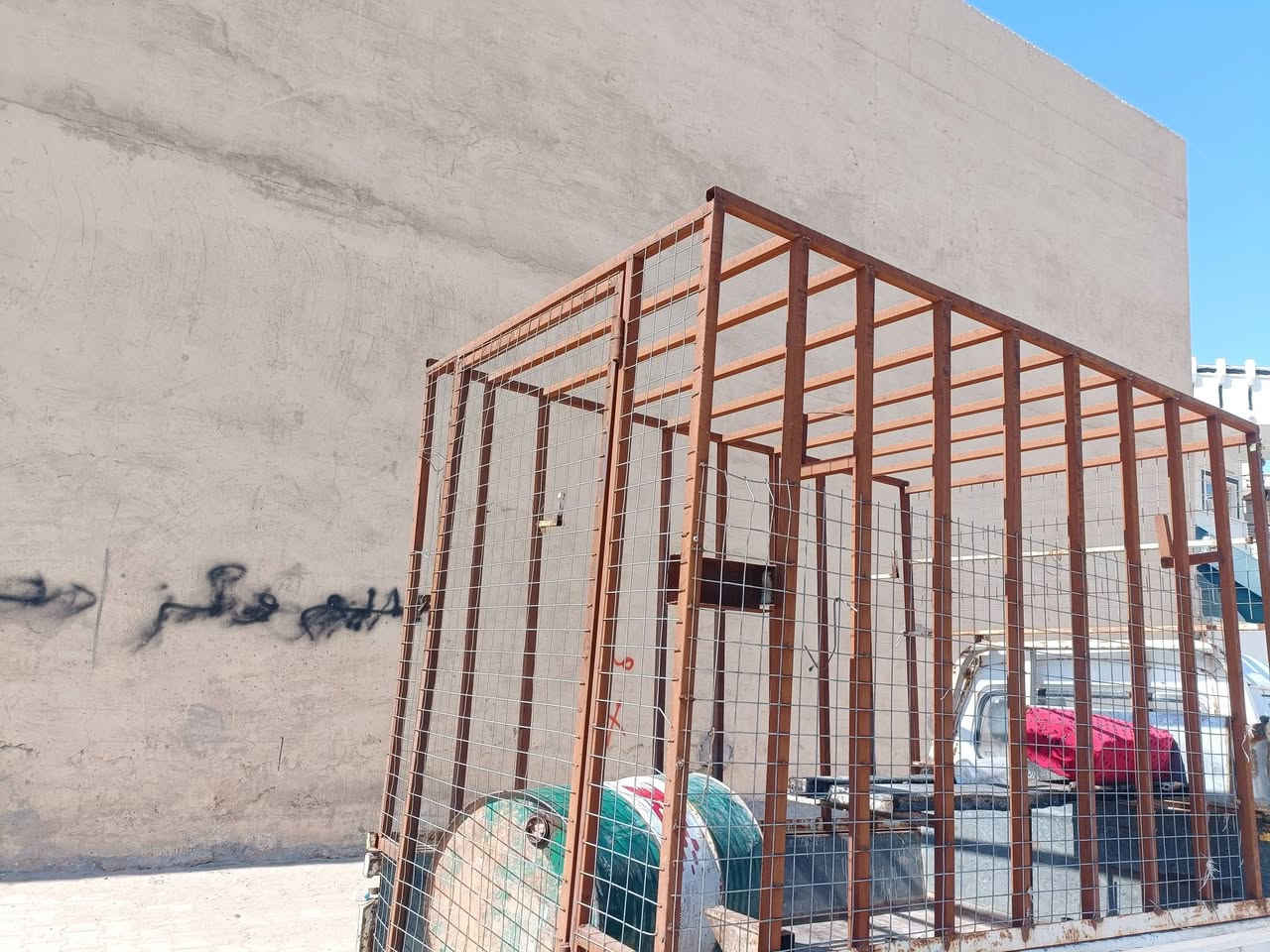 قفص للبيع مرتب حديد ثقيل مكان تكريت القادسيه السعر 175وبيه مجال لل تواصل ***********
