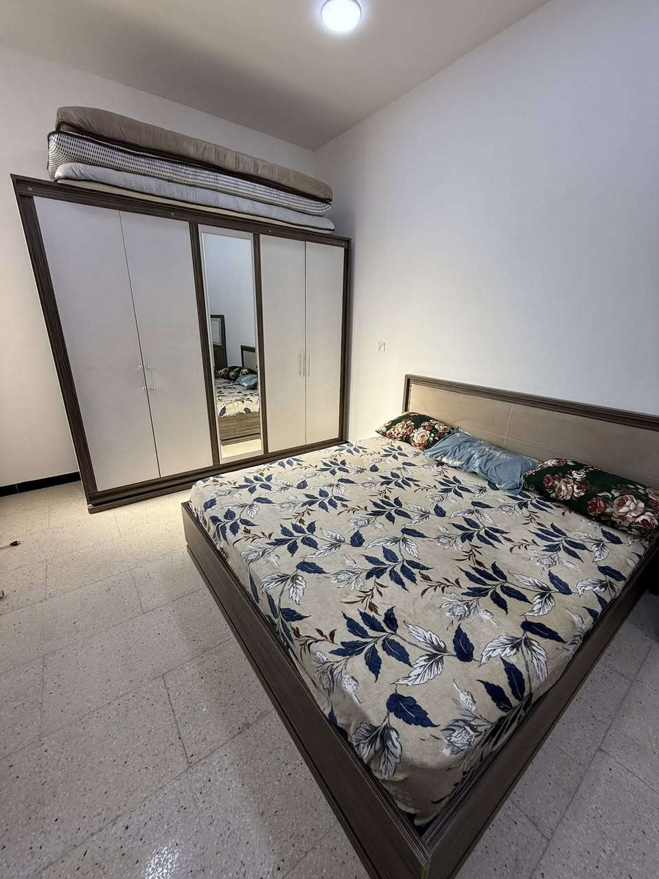 السلام عليكم بنايه تحتوي على شقة مؤثثة كاملة ديلوكس شقة درجة اولى بيه غراض كاملة و ماء وكهرباء مستمرة ماتنقطع دقيقة والشقة ايضا تحتوي على مصعد الشقة مساحتها 100 سعر الايجار مليون و500 
مكان الشقة بغداد شارع فلسطين تقاطع مصرف الرافدين
الاتصال ***********
