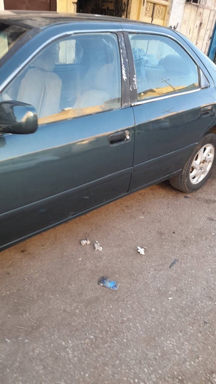 سلام عليكم كامري امريكي 
موديل ٢٠٠٠ رقم بصره  رقم الجديد باسمي سنويه وهزه جديده  تخم تاير  محرك وكير مكفولات كهربائيات كلها شغاله دوشمه جديده مصبوغه عام  حادثها جاملغ امامي   للبيع امراوس حسب القناعه عارضها ٦٥ وبيها مجال للتواصل ***********مكاني بغداد
