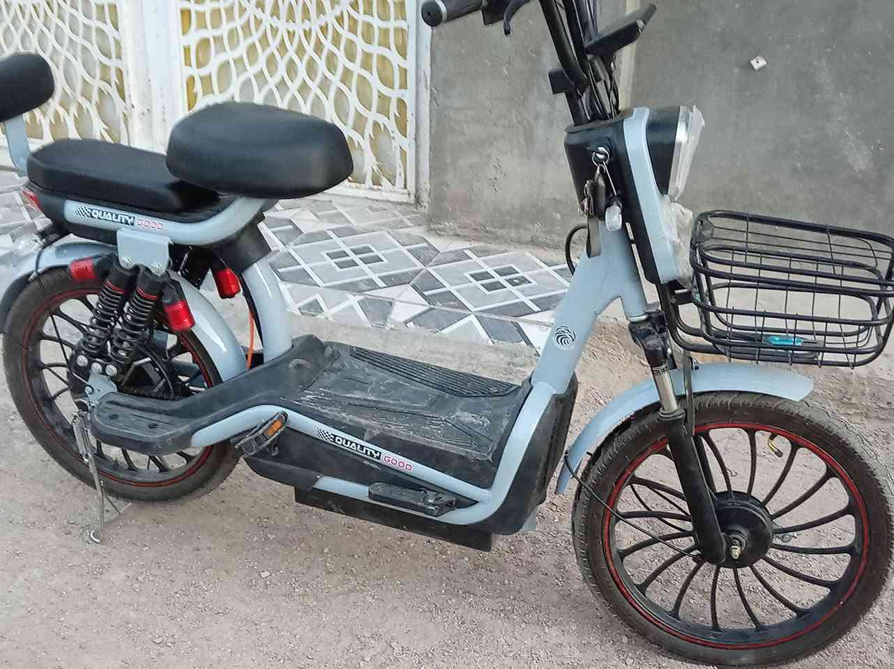 السلام عليكم دراجه شحن حجم 20 جديده ستوه طالعه من وكيل 4 نمر 5بطاريات سرعته 100 ماشيه 5 كيلو  السعر خاص رقم موبايل ***********
