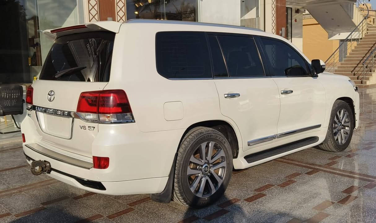 ⭐️🤍 Toyota Land Cruiser V8 2017 🤍⭐️

في عربيات بتتنقل... وفي عربيات بتحافظ على قيمتها وهيبتها مع الوقت 👌

📅 موديل 2017
🤍 اللون: أبيض
📊 العداد: 78,000كم
🎨 فبريكا بالكامل
✅ حالة ممتازة

سيارة تجمع بين الفخامة اليابانية، الراحة في القيادة، والثبات المعروف عن التيوتا لاندكروزر .

✔️ فبريكا بالكامل
✔️ صالون راقي ومريح
✔️ ثبات وأداء مميز
✔️ موتور وفتيس بحالة ممتازة
✔️ جاهزة للاستخدام بدون أي مصاريف

لو بتدور على تيوتا لاندكروزر نظيفة ومحافظ عليها، فالعربية دي فرصة مميزة لعشاق التيوتا المفخرة . ⭐️

📩 للتفاصيل والسعر والتواصل ابعت رسالة مباشرة.

"الحالة تتحدث عن نفسها عند المعاينة" 🔥

#Toyota #Land #Cruiser #LuxuryCars #CarsForSale #عربيات_للبيع #سيارات_مستعملة #سوق_السيارات #عربيات_مصر #بيع_وشراء_السيارات


**إذا كنت صاحب هذا الإعلان وتريد حذفه لأي سبب، رجاءا أرسل رسالة إلى الدعم الفني**