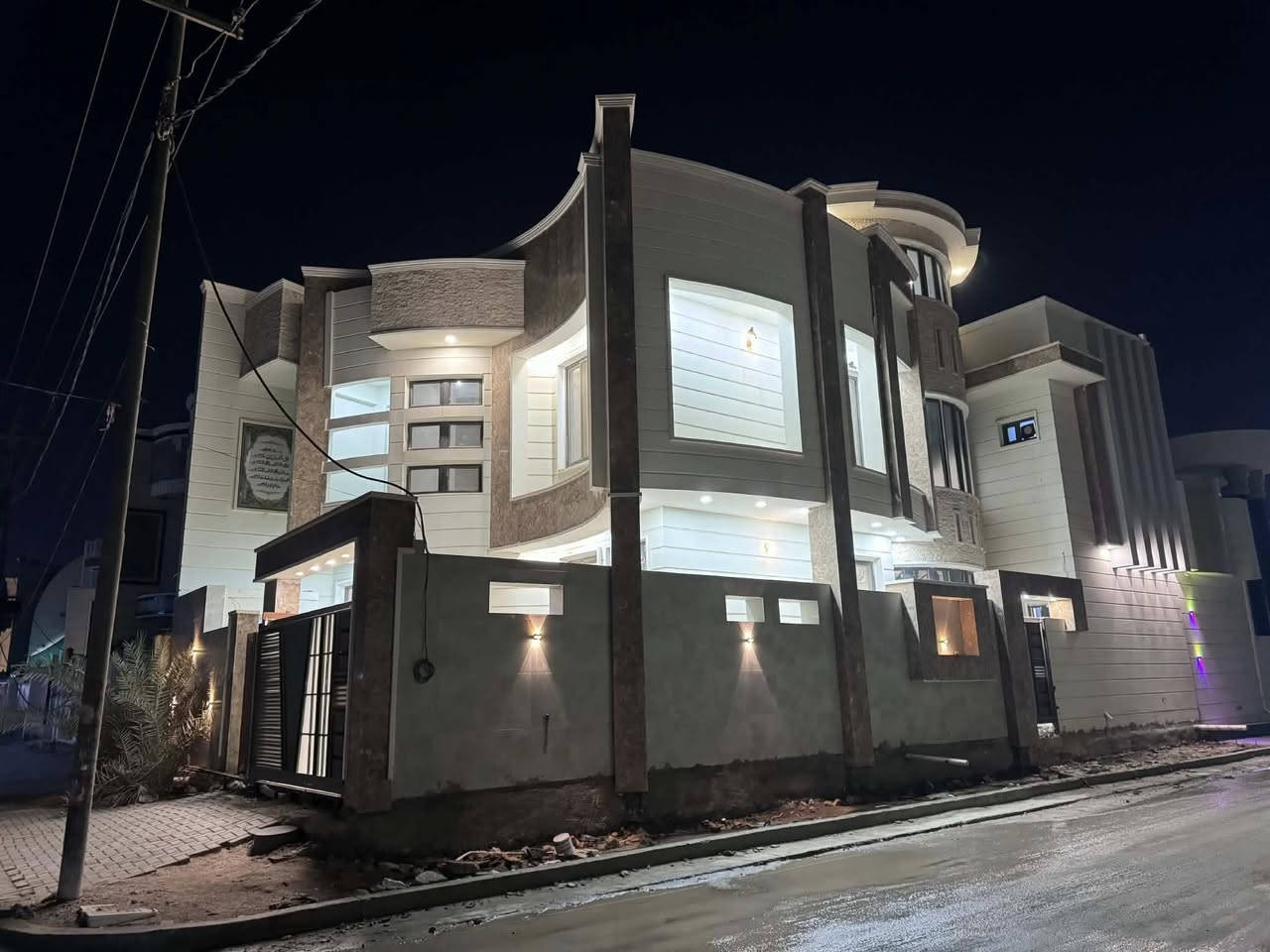 #دار سكن للبيع ركن الديوانية حي الجامعة قرب مدرسة أيسن 

المساحة 200م.                       طابو صرف 

الطابق الارضي
استقبال +صالة +مطبخ +غرفة نوم  +صحيات داخلية وخارجية 

الطابق الاول
غرفة نوم عدد 3 + صالة +مجمع صحيات 

((البيت بناء جديد بعدة ممسكون))

للاستفسار يرجى مراجعة مكتب وليد للعقار
العنوان الديوانية حي الجامعة شارع 20 
الاتصال ع الرقم //***********
