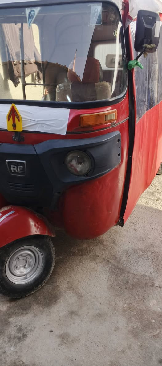 السلام عليكم اخوان تكتك مديل 17 داخله بل 18 اوراق اصوليه بيها بارد بل لغد مثل موضح بال صوره مكينه حلوه ناعمه تخم تاير جديد السعر 3300 وبيها مجال العنوان واسط ***********
