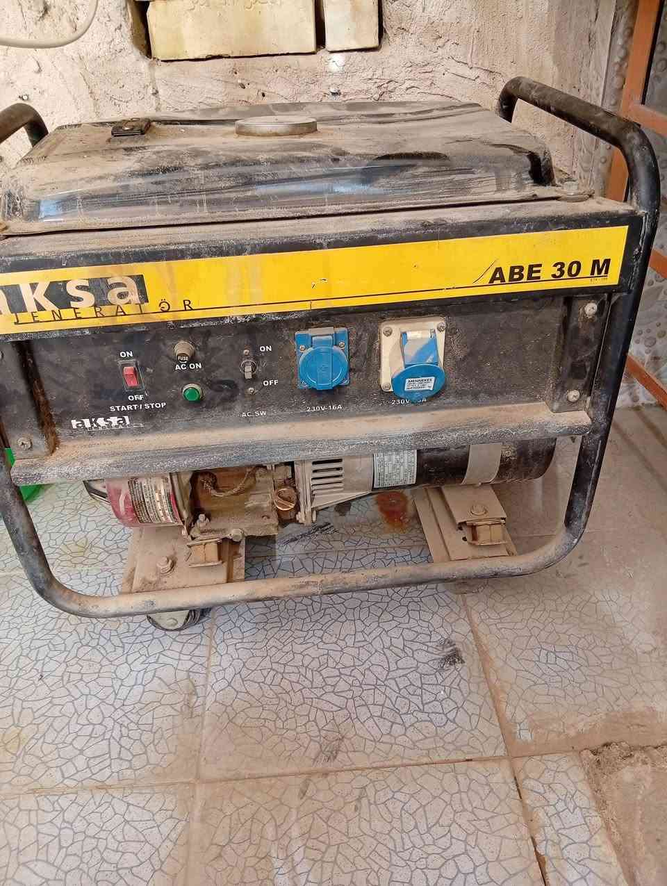 السلام عليكم من رخصت صاحب الكروب المحترم مولدات للبيع الشغالات اثنين راس. الثور والستره والقصى عطلها بل محرك الشغالات علا 75الف القطعه الوحده والقصى 50الف ***********بغداد
