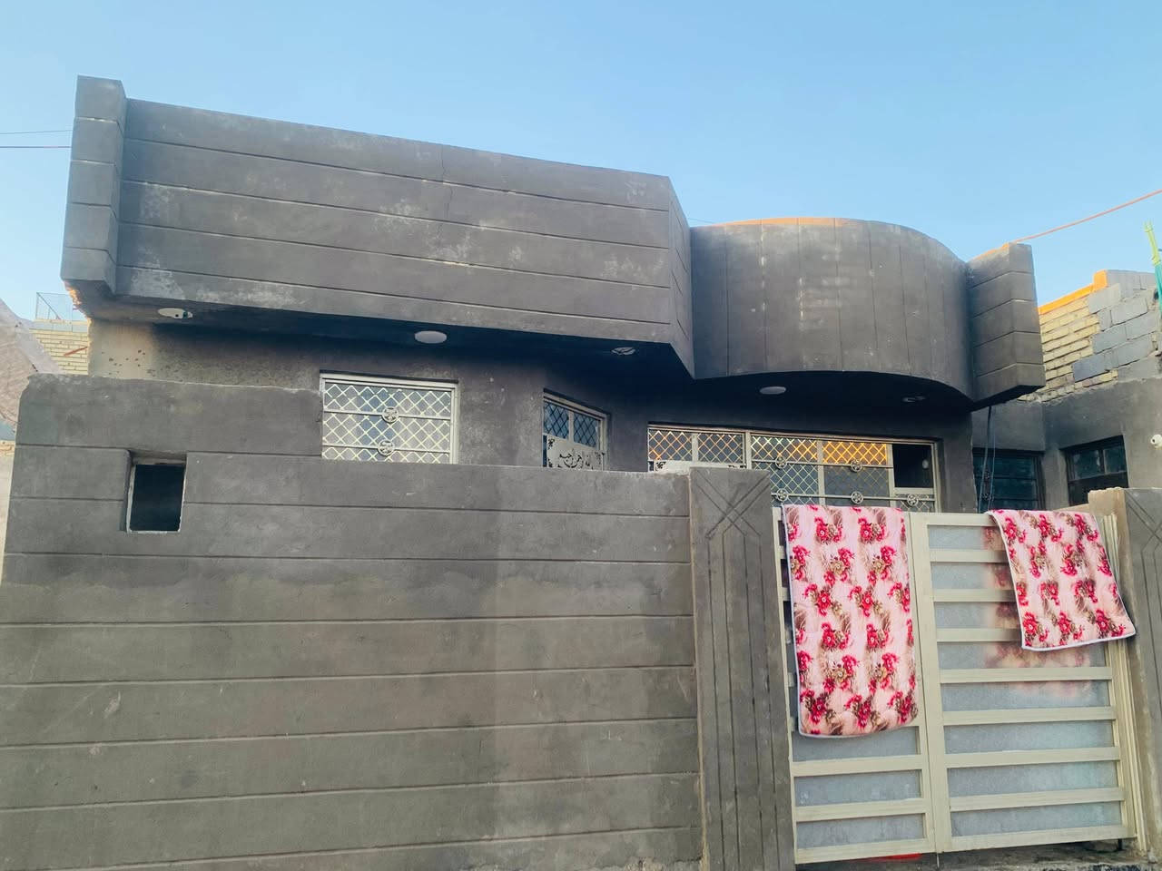 دار للبيع في الحصوه حي الاعلام بناء حديث مساحة 120 متر خلف اسواق المصطفى السعر 50 وبي مجال رقمي ***********
