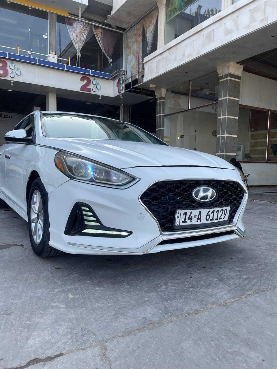 سلام عليكم للبيع سوناتا موديل 2018 وارد امريكي حادث جاملغ  أمامي وبنيد بدون دواخل بدون شواصي كفاله ورش تجميلي باب سائق والباقي كفاله محرك 2400 محرك كير تبريد حداديه كفاله رقم بصره تحويل سنويه مجدده سياره جديده سعر 125 /***********/عنوان بصره قضاء الهارثه
