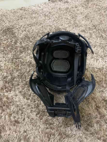 خوذه دراجات او شغب خوذه قياس جوكر بيها عكرب تتحكم بلقياس خوذة وزنها ثقيل بطنها مسندات تصبيت راس براحه سعرها 85 مع توصيل 
للحجر*********** بغداد
