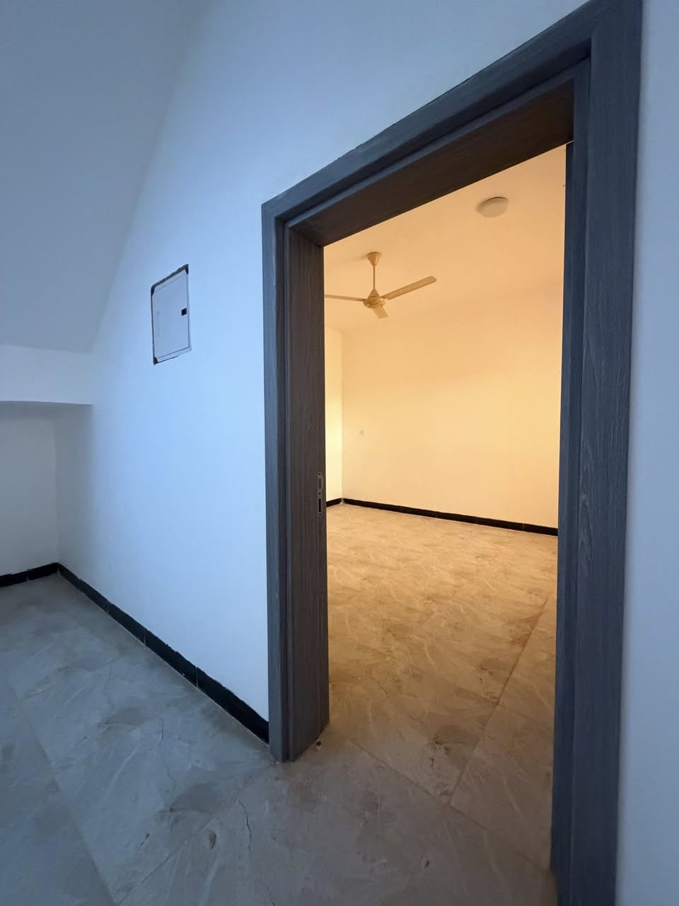 دار للبيع زيروو بسعر مناسببب 🔥 
المساحة ١٠٠ م ( ١٠*١٠) الموقع الديوم حي التصنيع 📍.. ( ٣ غرف نوم + ٣ مجاميع صحية + صالة+ استقبال +مطبخ)
كامل وجاهز وزيروو / بأسمي طابو صرف
الاستفسار 
***********
