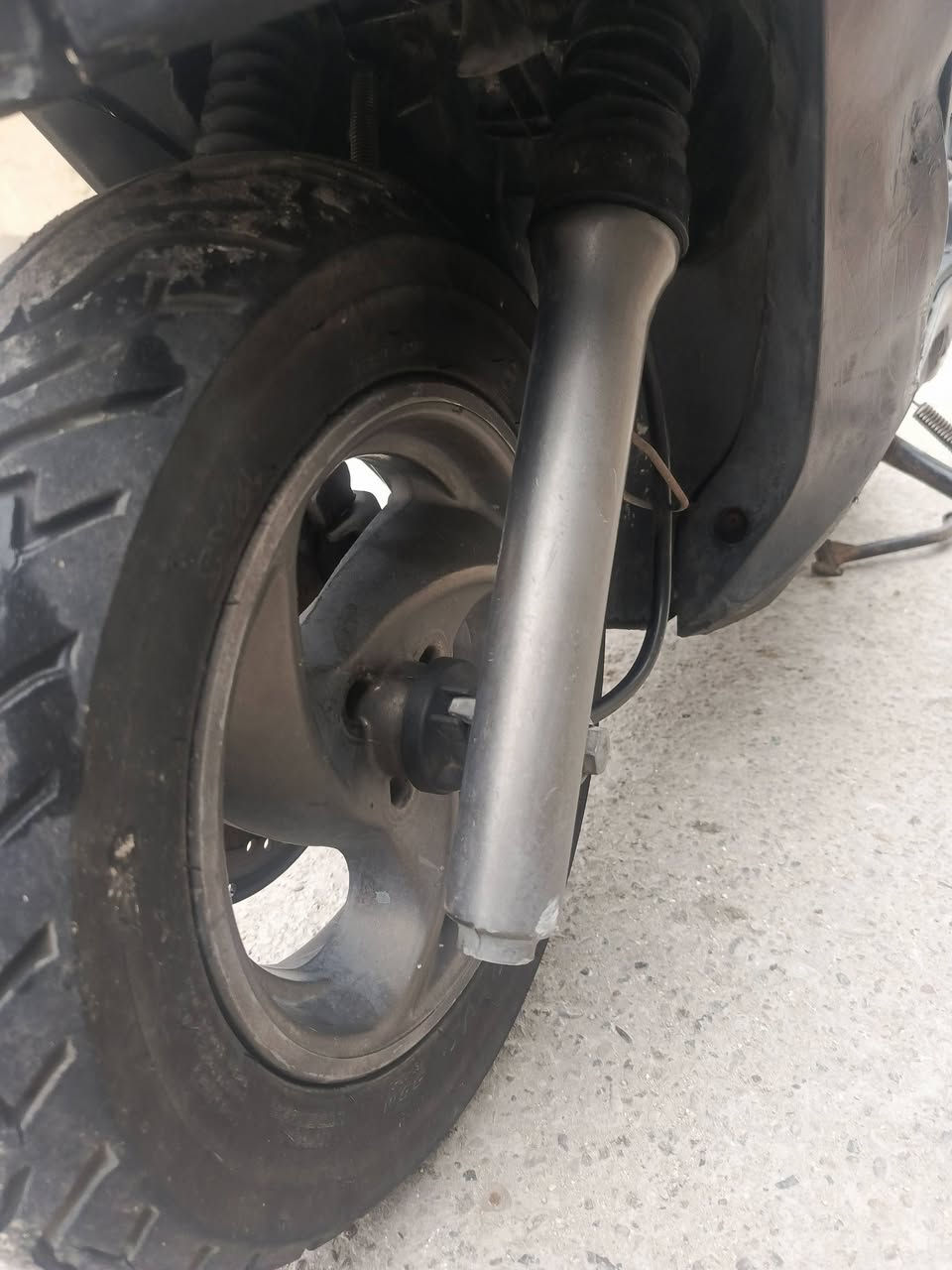 سلام عليكم دراجة ثعلب جديدة كلشي موضح كدامد محرك ناعم اشاير كلوبات بريكات كلة شغال كيج بانزين شغال وكاعدة حلوة سعر400وبية مجال ***********
