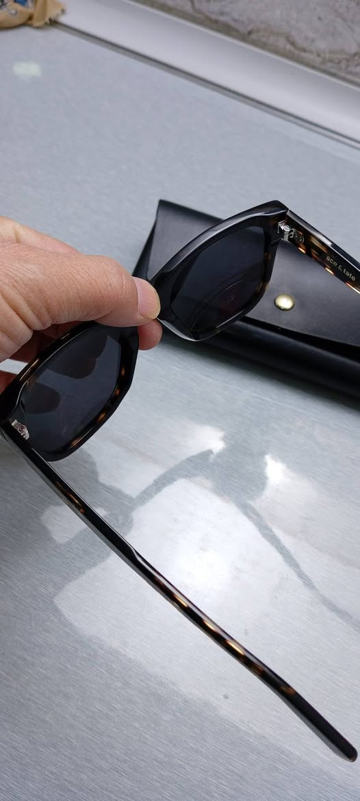 نظارة ماركة ace&Tate ايطالي ارجنال
قياس: 52
عدسات بوليكاربون 
فلتر : uv400 لحماية العين من أشعة فوق البنفسجية 
قطعة جديدة
للاستفسار : واتس اب ***********
