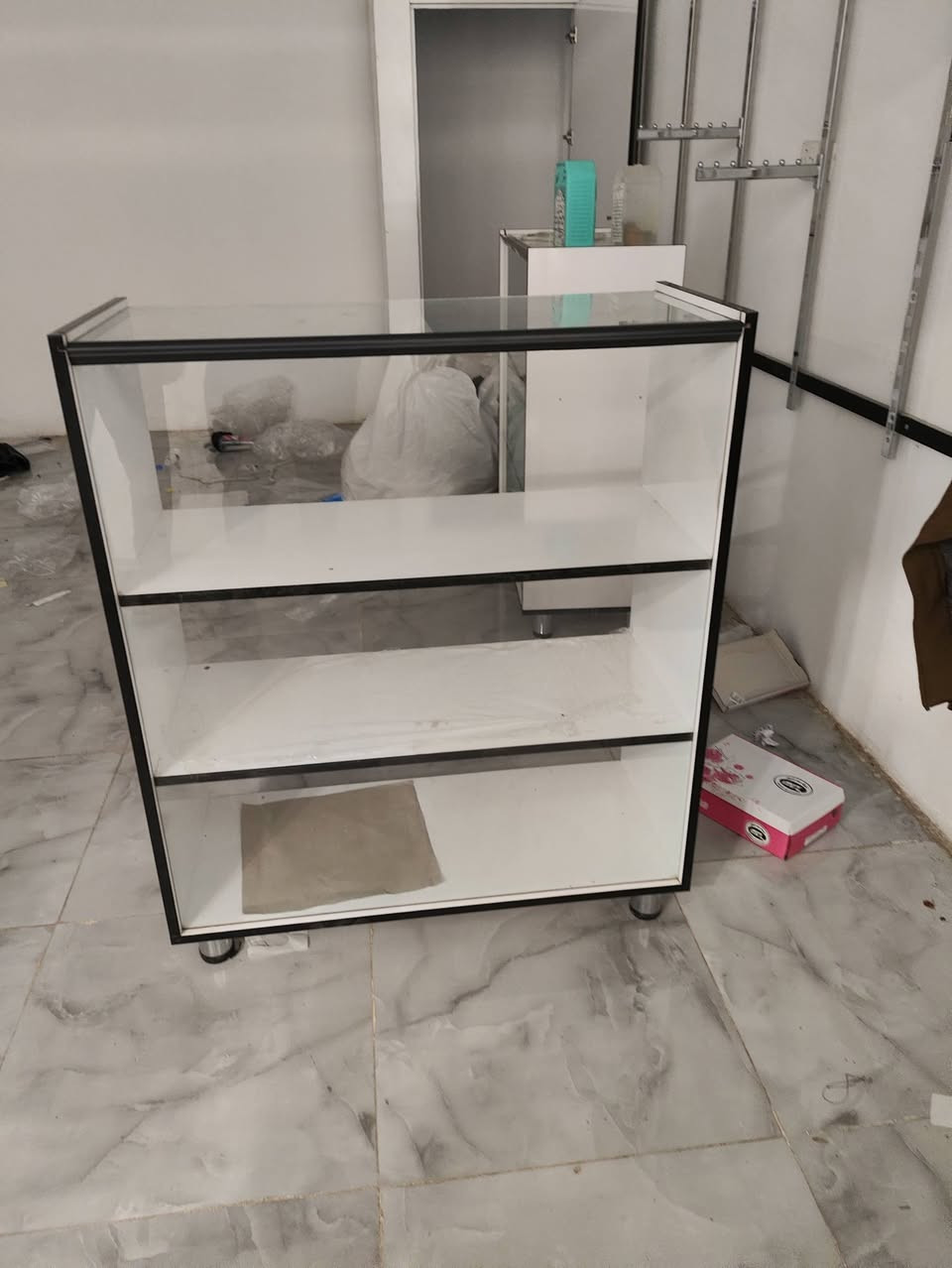 ميز و غرفه تبديل ل بيع مستعمل كلاش نضيف
السعر الميز 400 الف 
السعر غرفه تبديل 150 الف 
الاتصال ***********
