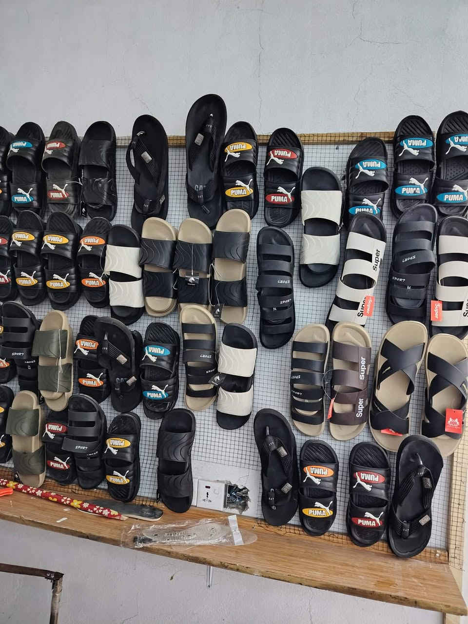 مرحبا شلعه تكرمون احذيه ونعل والشرح بالفيديو وكله مصور الكم الي يحب يستفسر اكثر هذا الرقم وبي واتساب هم ***********
