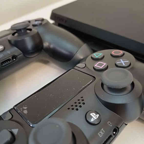 بلي ٤ سلم مهكر نضيف جدا 
هارد 500 كيكا مستعمل قليل 
ملحقات كاملة كارتونة وكيبلات 
وجوستكات عدد ٢ كوبي 
مع ١٢ لعبة مخزونة 
السعر 270 الف 
 مكاني بغداد الحرية الاولى 
استفسار واتساب : *********** بغداد
