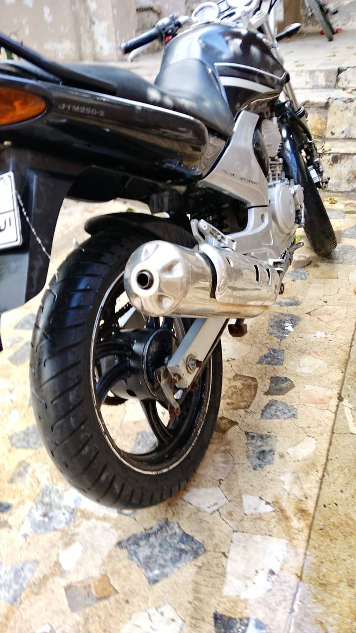 ماطور ياماها ياباني
حجم المحرك 250
مكينه شرط مامفتوحه 
مابي رقم 
السعر مليون و200
وبي مجال بسيط 
رقم ***********
علي العجيلي
