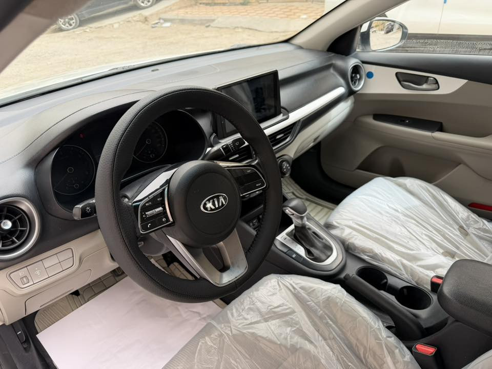 السلام عليكم سيراتو 2019 خليجي مكينه 2000كير ومكينه مكفول ممفتوح رقم اربيل بسم عربي تحويل هزه وسنويه ورقم جديد مكفوله من الضربه ول صبغ بيها فقط بارد بسيط مواصفاتها معروفه ماشيه 51 السعر 142 بيها مجال مكانها بغداد حي القاهره ***********
