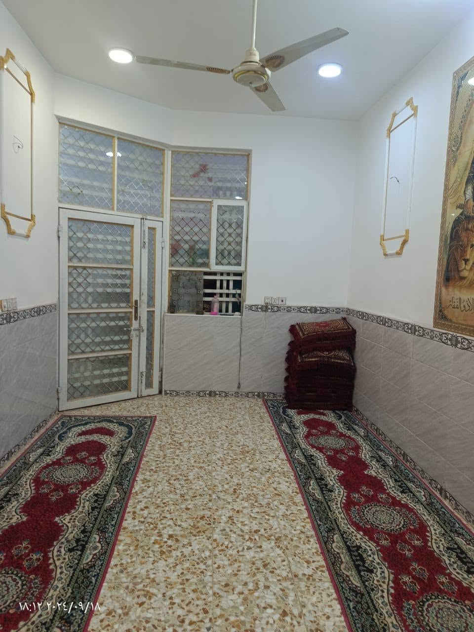 🔴🔴 دار { للبيع } النجف الأشرف 🔴🔴
                {حي النداء }
                { طابو صرف "طابقين" }
--------------------------------------------------------------------------
المساحة    {  100 متر  }
السعر        { 105 مليون مع مجال }
الموقع       {  قرب مول الاميرات  }    
رقم العقار   { ***52 }
--------------------------------------------------------------------------
يتكون من طابقين :
الطابق الاول // استقبال + صالة + مطبخ + صحيات داخلية وخارجية + غرفة نوم . 
الطابق الثاني // صالة + غرفة نوم عدد (2) + صحيات 
--------------------------------------------------------------------------
ملاحظة// المنزل صب كونكريتي بناء درجة الاولى  يتكون من ثلاثة غرف نوم + الارضية كاشي + الجدار سيراميك + العقار على ساحة امام (حديقة) + المنزال كامل من كل شيء "فقط الطابق الثاني بدون ارضية".
--------------------------------------------------------------------------
للاستفسار الاتصال على الارقام
التالية { أو } الاتصال على الواتساب
 { أو } زيارة المكتب   

***********
--------------------------------------------------------------------------
موقع المكتب  :
 اضغط على الرابط المثبت في السيرة أعلاه // الفرع امام عمود ٥٤، امام الجوهرة مول.
--------------------------------------------------------------------------
تريد تبيع بيت او عرصة اتصل
على الرقم المثبت في البايو او مراسلتنا
 عن طريق الصفحه او اضغط على
 الرابط
--------------------------------------------------------------------------
 https://www.facebook.com/share/1E1onzQt66/
