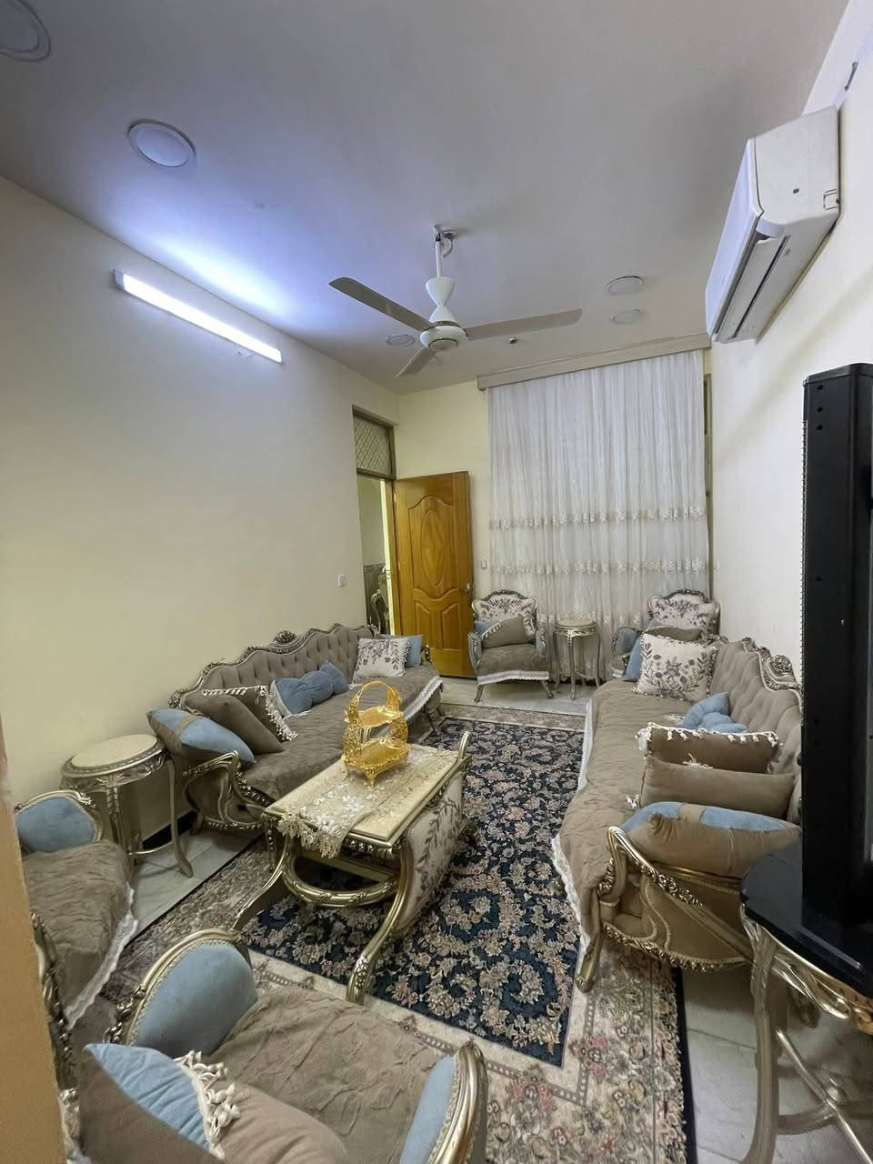 يا الله
دار حديث للبيع في منطقة الشعب/ حي التجار الثانية مقابل اسواق الوردة خلف مطعم ميامي
المساحة ١١٢ متر
واجهة ٥،١٠ م
نزال ٢٢ متر
يحتوي على طابقين ونصف 
غرف نوم عدد ٥
خدمات عدد ٤
صالة خطار ومطبخ ومنور
للاستفسار
مكتب الحضارة للوساطة العقارية
***********
