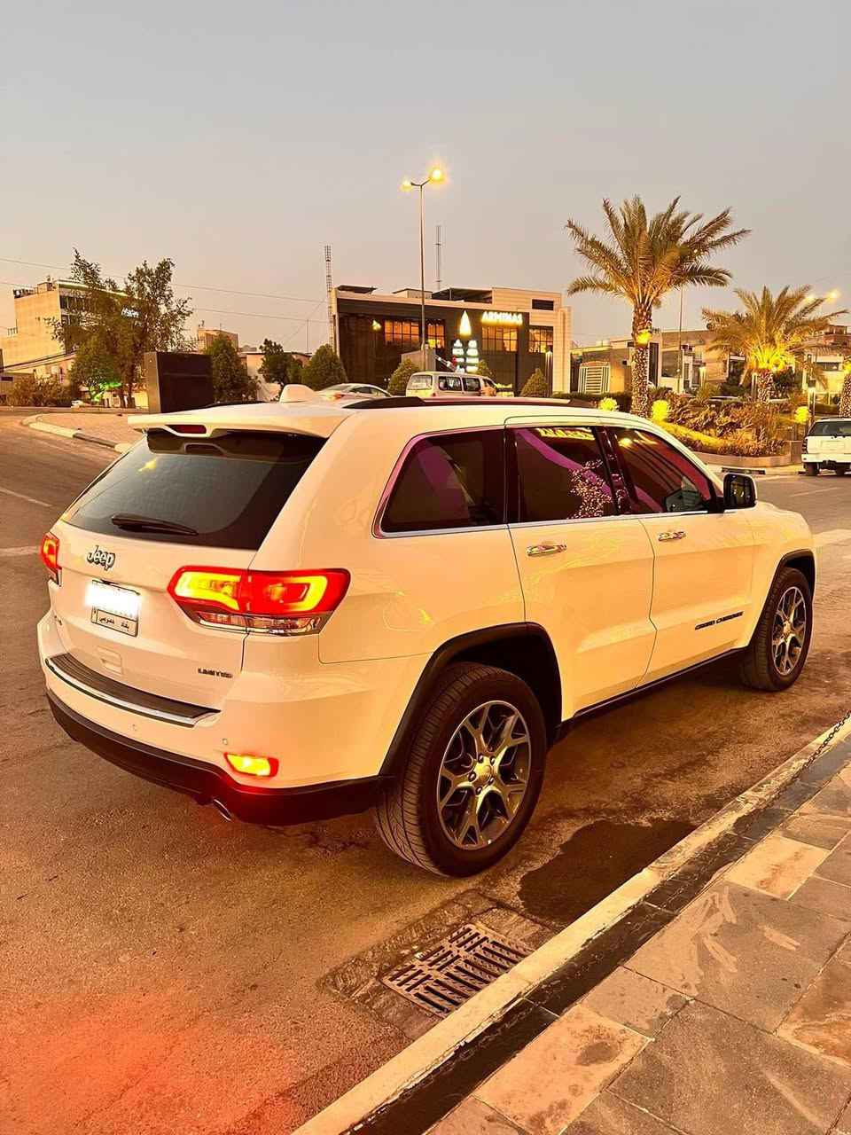 خليجي 2019 Jeep Grand Cherokee Limited Plus .
المواصفات :

* ماشية 58000
* شاشة كبيرة  8.4 انج .
* كامرة خلفية .
* رادار امامي .
* نقطة عمياء .
* داخل جلد Off white .
* دفع رباعي 4X4 .
* المقاعد الامامية كهرباء .
* ذاكرة لحفظ وضعيات الجلوس .
* المقاعد الامامية تدفئة + تبريد .
* تدفئة ستيرن .
* تدفئة المقاعد الخلفية .
* ويل قياس 20 انج .
* سقف بانوراما.
* نضام الملاحة (GPS) .
* نضام خاص للطرق الوعرة .
* مصابيح امامية زنون .
* نظام تشغيل واطفاء المحرك اوتماتيكي للتوفير من صرف *الوقود ( Auto Start ) .
* بروجكتر امامي زنون .
* تشغيل عن بعد .
*صندوق كهربائي .
* حساسات امامية .
* حساسات خلفية .
* بخار ماء لتنضيف المصابيح الامامية . 
* مرايا بخاصية للتعتيم الذاتي . 
* نضام Carplay .
* نضام ECO لتقليل صرف البنزين .
* نضام SPORT .
* نضام Cruise لتثبيت السرعة .
* شفتات ستيرن .
*  كشافات ضباب خلفية . 
* نضام SNOW .
* نضام SAND .
* نضام RCCK .
* نضام MUD .
*ملاحضة السيارة مكفولة عدى (تعديل بارد على كد شبر بشفة البونيد + ٤ رصعات صغيرة  حالوب)
*تخم تاير جديد - بطاريات جديدة 
*السعر 32000$
*العنوان/ بغداد - شارع فلسطين
*هاتف/***********
