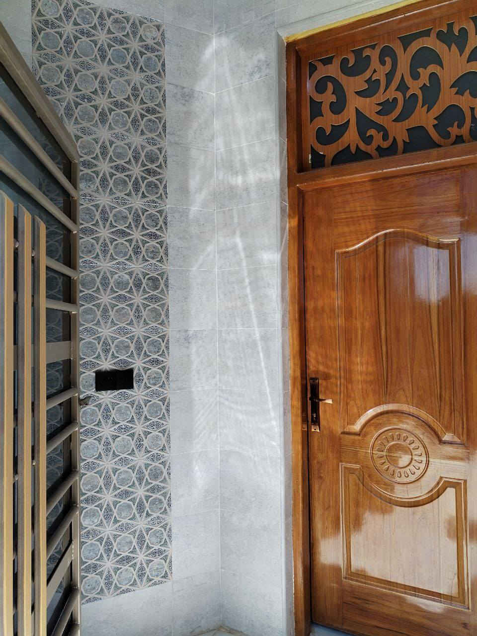 السلام عليكم بيت مساحة 200متر بناء حديث طابقين
الطابق الاول /غرفتين وصاله واستقبال ومطبخ +صحيات خارجيه وداخليه
الطابق الثاني/ غرفتين وصاله + وصحيات
الموقع / كوت حي الحوراء شارع المدارس
الاستفسار /***********
