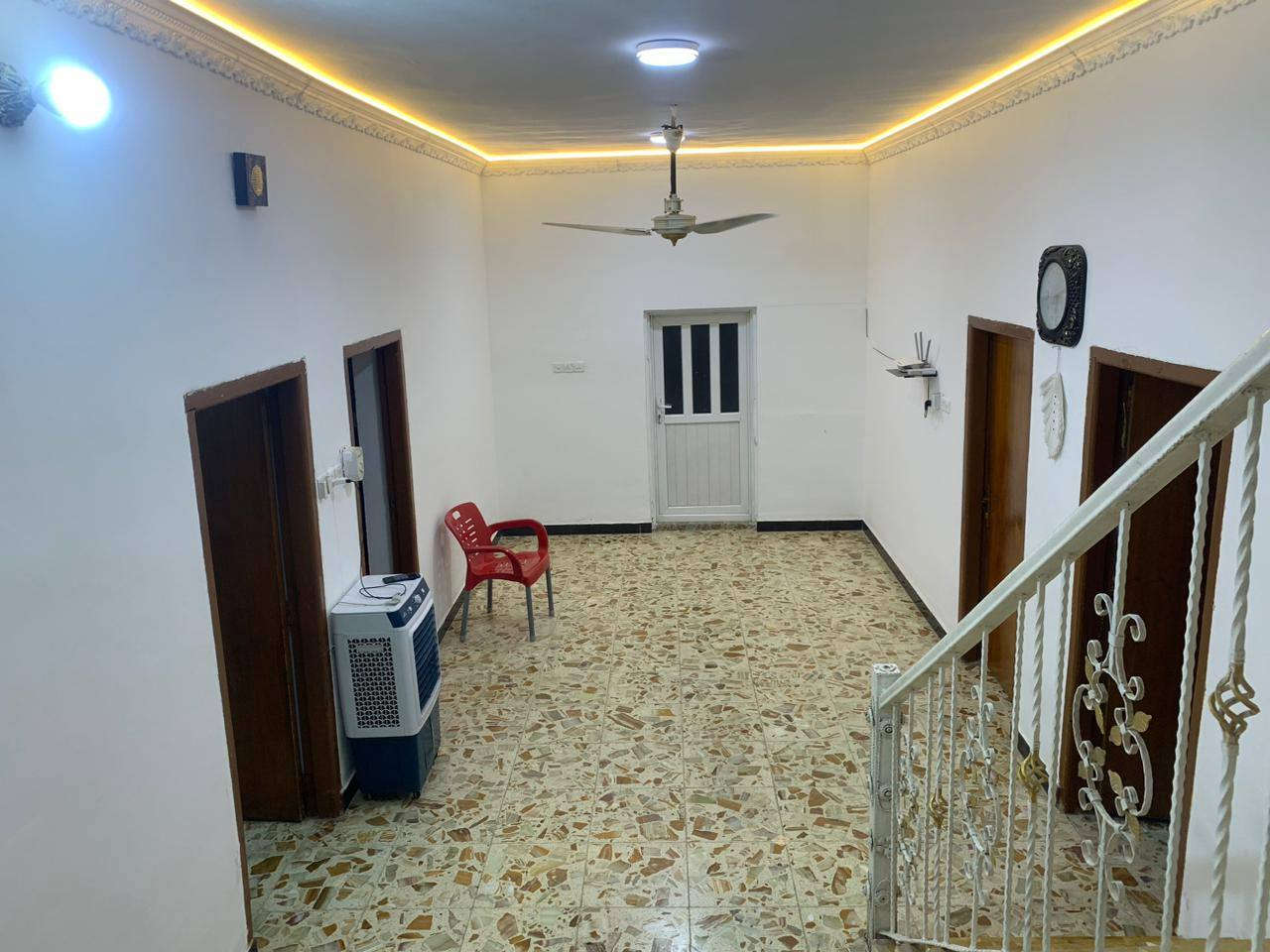 بيت طابو صرف المساحه ٢٠٠ م تنطي تطلوعه والباقي ع المصرف العقاري اقصاط طابقين يتكون الطابق الاول غرفه وستقبال اوصاله اومطبخ اوصحيات داخليه كراج حديقتين الطابق الثاني غرفتين وصاله اوصحيات المكان طوريج مجمع الزهراء السكني باقي التفاصيل اتصال ع ***********او مراجعه مكتب عقارات ابو كرار عنوان المكتب الجمعيه
