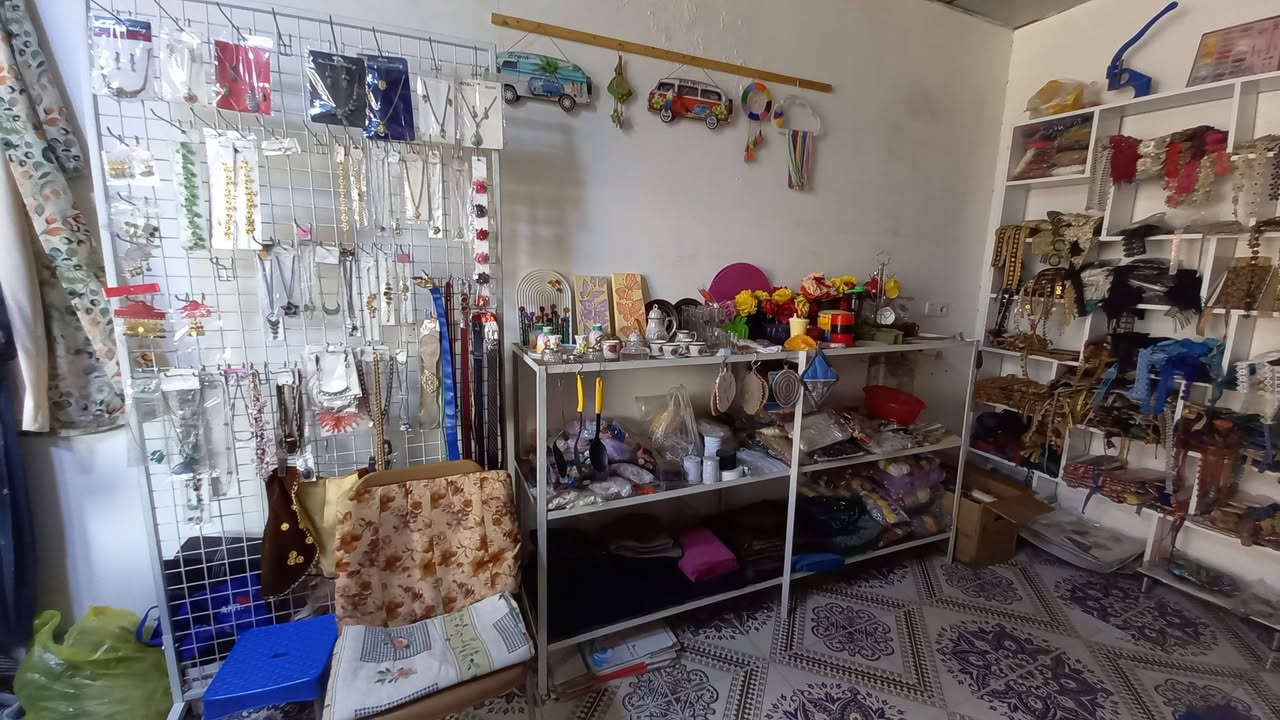 رفوف للبيع الطول 6 ونص
وغراض محل تصفية للبيع بنص السعر
مع رفوف وستاندات

تواصل واتساب ***********
