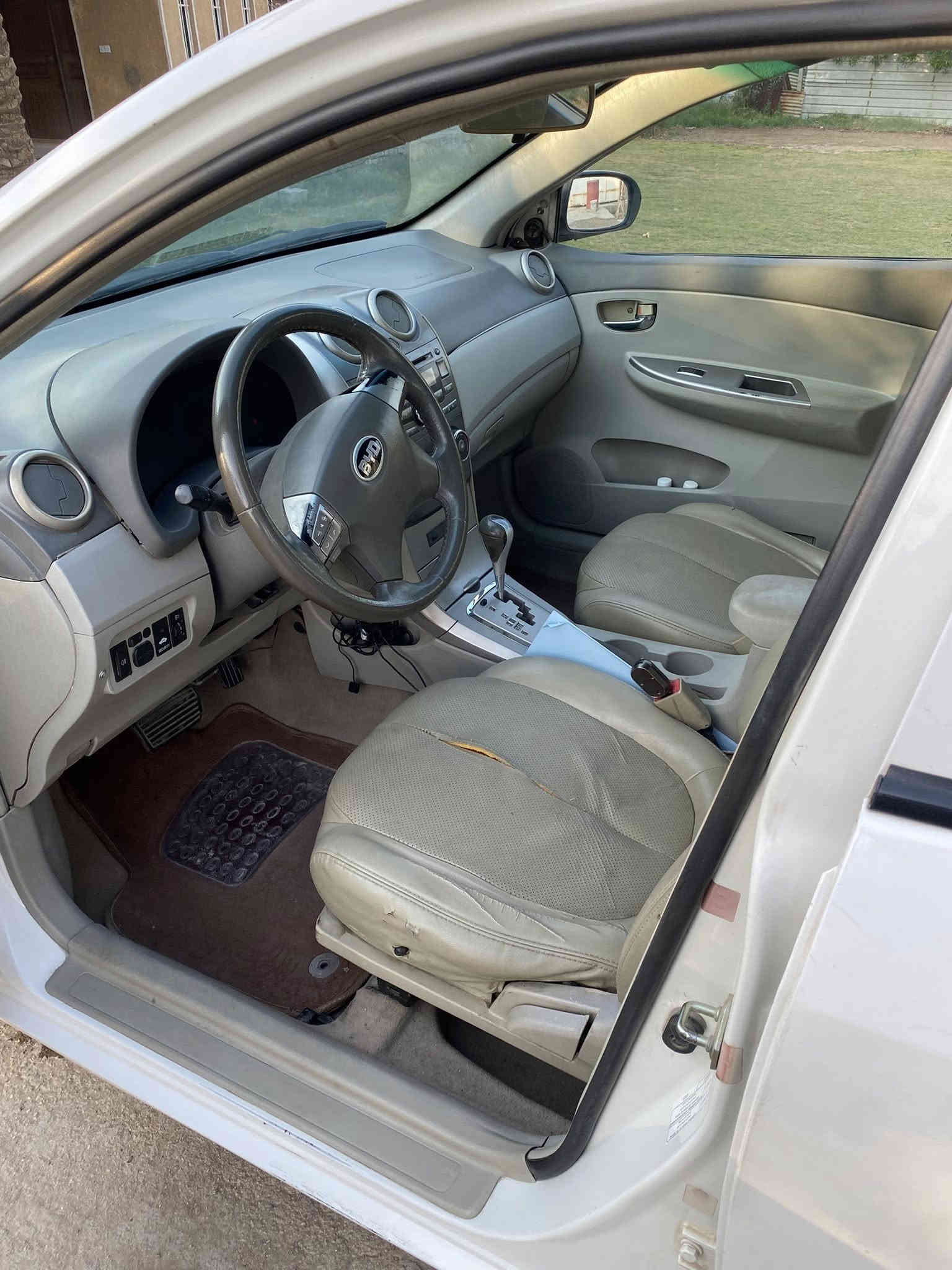 السلام عليكم 
Byd G3 2012 
السياره كير ومكينه بلاديه 
بيها بارد قليل وتكحيلات 
المكينه بيها بدايه تبخير بدون نضح ولا تنقيص 
السعر 60 وبيها مجال قليل مكاني بغداد  
***********
