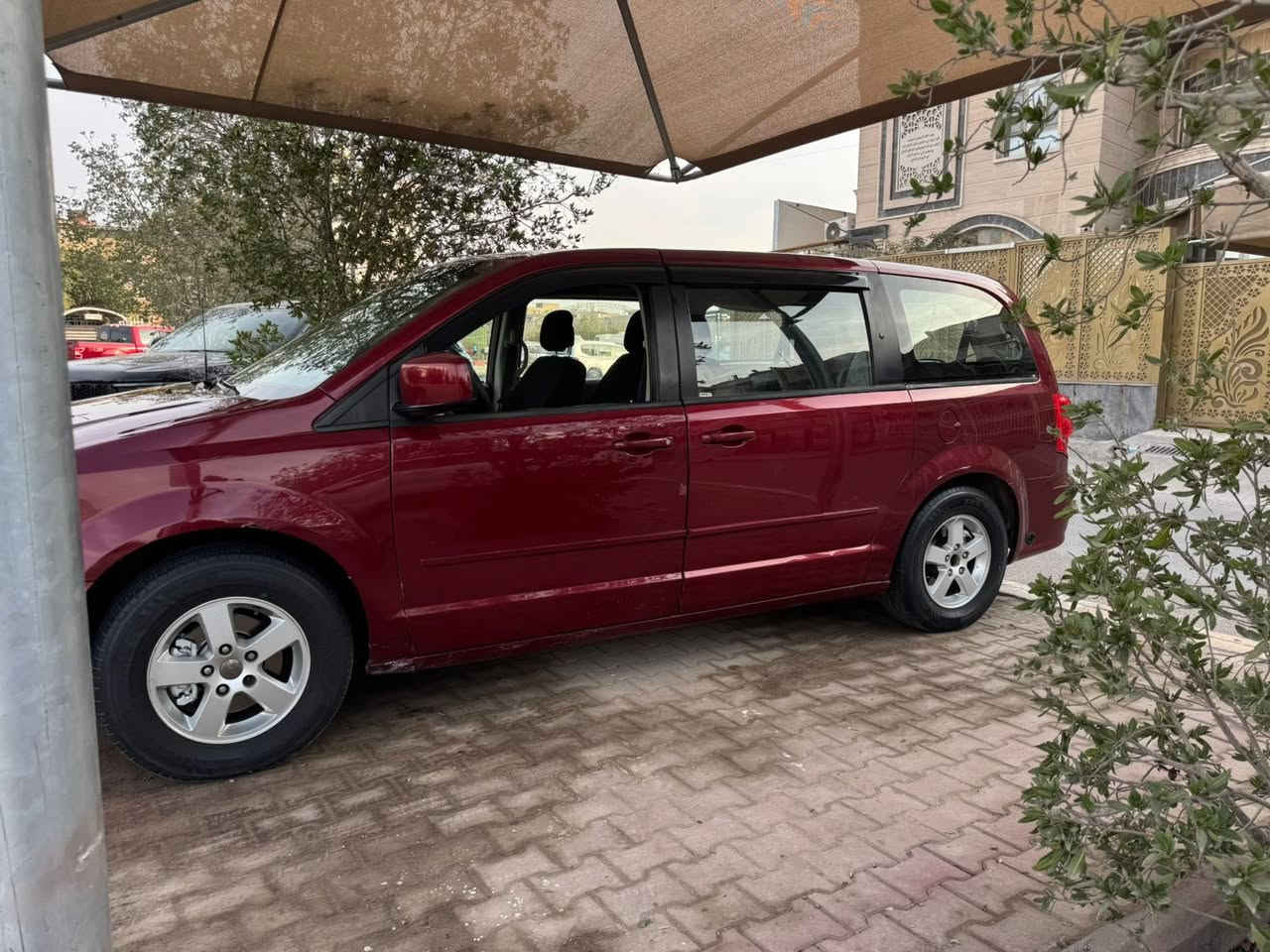 دوج كرفان للبيع موديل 2011  فول مواصفات ابواب كهربائيه 3 تبريد كشنات سياحي قلاب وارد امريكي حادثها جاملق وبنيد بدون بيها مكانات صبغ ابيع حزام بيها منظومه غاز شغاله سياره جاهزه وجديده رقم بغداد مشروع وطني تحويل مباشر الاستفسار على الرقم ***********  عنوان بغداد الرصافه
