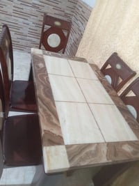ميز مع ست كراسي مزغرف بالمرمر وسقف الميز مرمر طبيعي ٢٠٠ الف ومجال مجمي...