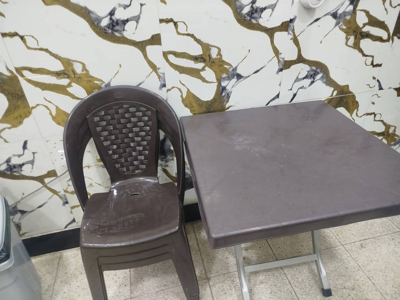 ثلاجه نظيفه وميز و3كراس ب175 حي الجهاد ***********
