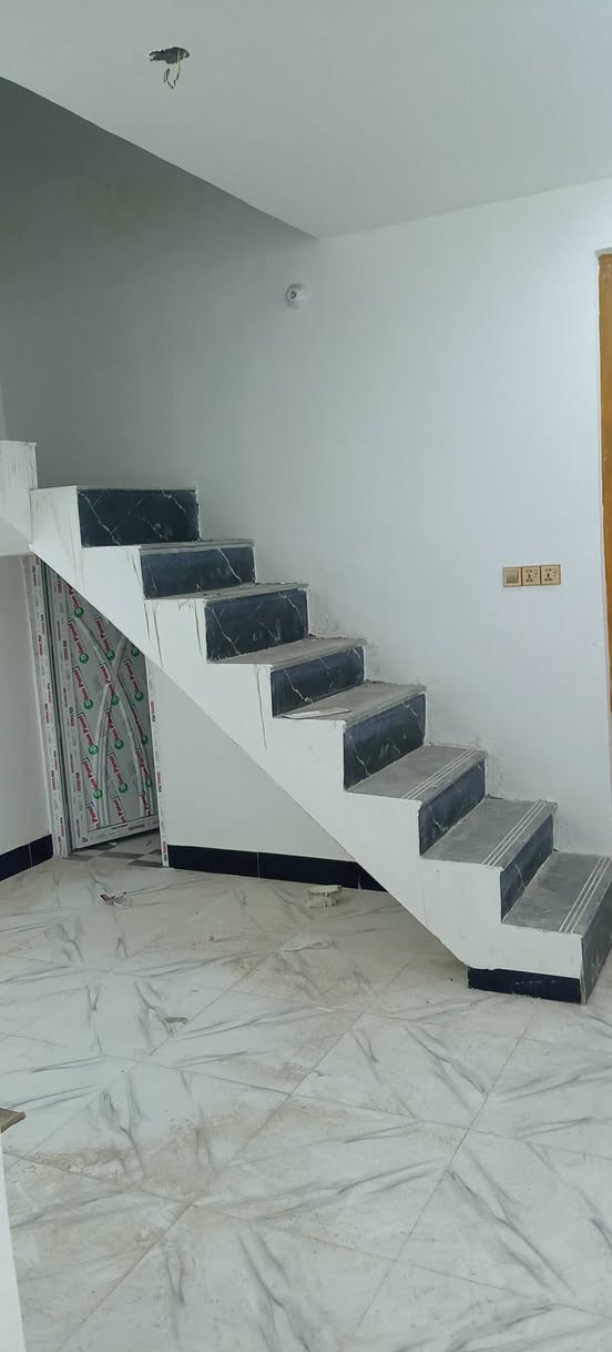 السلام عليكم مشتمل للبيع بناء حديث غيرمسكون المساحه 100متر طابق واحد العنوان الكوت الشهداء قرب مركز شرطة الشهداء الاستفسار ***********
