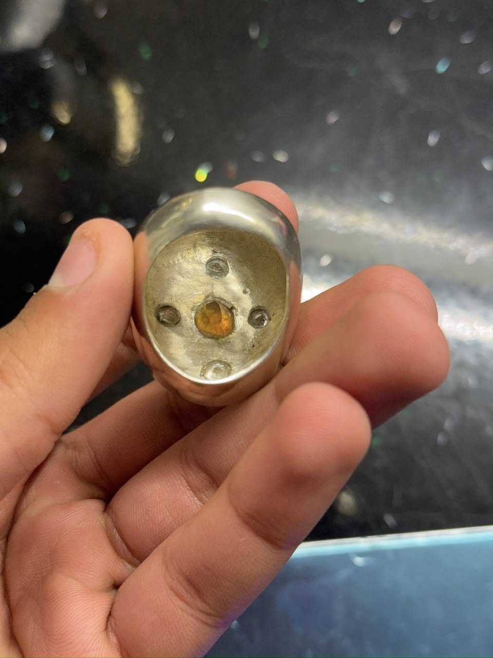 يا الله متاح
خاتم تحفة صب فضة925
يحتوي علة احجار  ياقوت افريقي وموزنايت وتطعيم زاركون
وزن الخاتم واضح 47غ
مكاني واسط توصيل موجود 
سعرة تواصل وات ساب ***********
