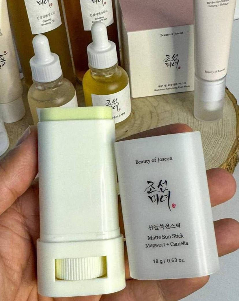 واقي شمس ستك من بيوتي اوف جوسون الكورية 
Beauty of Joseon

واقي شمسي شكل ستيك، بدون لمعة ، يمكن وضعه بسلاسة، يمكن إعادة وضعه فوق المكياج. يحتوي على مسحوق السيليكا الذي يتحكم في الدهون لتنظيم إنتاج الزيت. بالإضافة إلى ذلك، فهو مليء بمستخلصات الشاي الأخضر، مما يساهم في الحصول على ملمس ناعم للبشرة مع الحفاظ على ترطيبها.

يوفر عصا الشمس المبتكرة هذه حماية واسعة الطيف ضد أشعة UVA و UVB الضارة مع توفير لمسة نهائية ناعمة. مع الخصائص المغذية لعشبة الموجورت والكاميليا ، ستبقى بشرتك محمية ر أو تتعرق أو تمسح وجهك.

خالي من الكحول و العطور.
واقي شمس ستك من بيوتي اوف جوسون .

صُنع كريم الشمس غير اللامع وغير الدهني هذا بأستخدام مسحوق السيليكا للتحكم في إفراز الدهون على بشرتك وخلق إحساس ناعم ومرن .

بالإضافة إلى ذلك استخدامه عملي ويمكن مسحه مباشرة على البشرة دون الحاجة لاي جهد مما يجعله خيارًا رائعًا لأي شخص .
ويمتاز بالفائدة الإضافية المتمثلة في تنظيم التحكم في الدهون مما يسمح لمكياجك بالبقاء طوال اليوم .

بلد التصنيع: كوريا

السعر 13 الف
يوجد خدمة توصيل لجميع محافظات العراق 4 الاف
@إشارة


**إذا كنت صاحب هذا الإعلان وتريد حذفه لأي سبب، رجاءا أرسل رسالة إلى الدعم الفني**