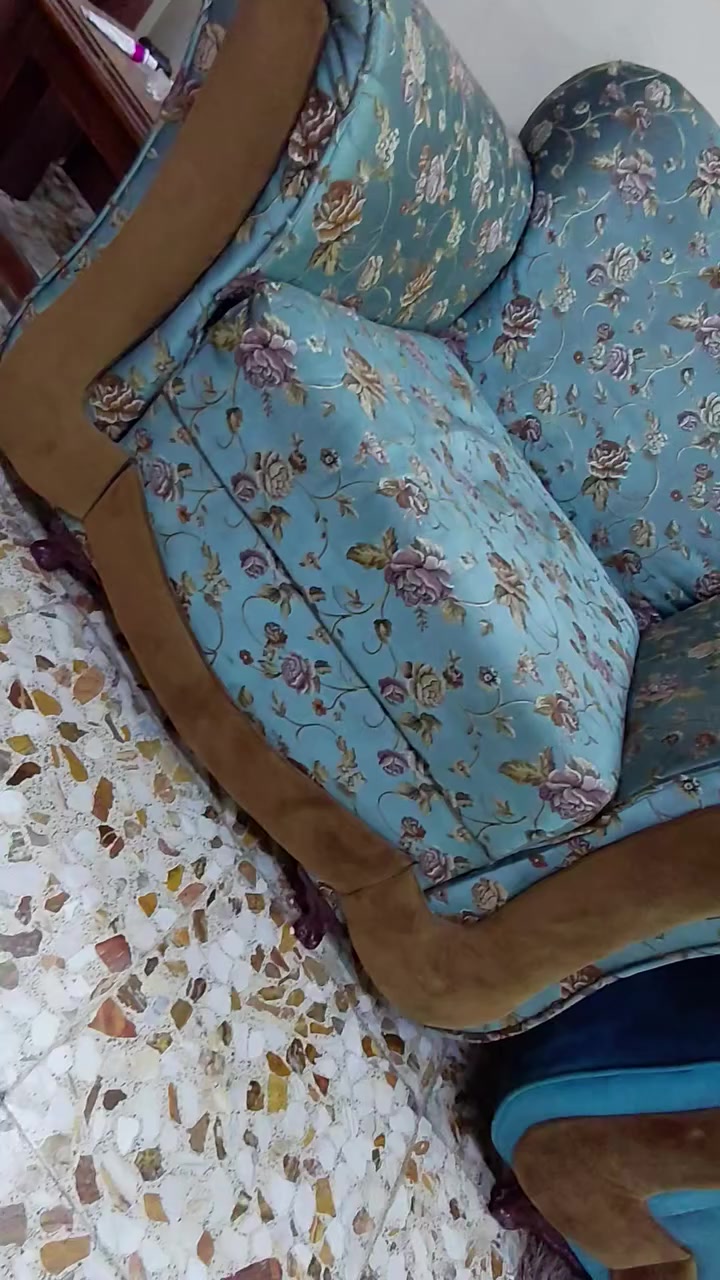 السلام عليكم متوفر تخم فيروزي للبيع ١٠ مقاعد ام ال ٣مقاعد عدد٢ و ام مقعد واحد عدد ٢ و ام مقعدين عدد ١ وسعره ١٥٠ الي يحب يشوفه ويستفسر عنه يتفضل عل الرقم *********** (. العنوان بغداد .)
