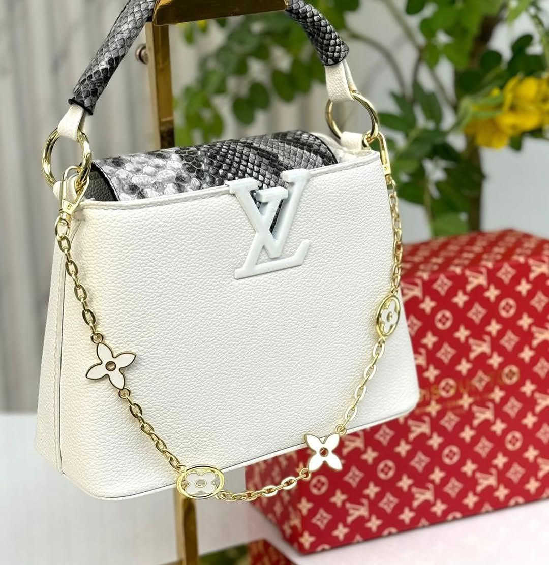 حقيبة Louis Vuitton الفاخرة – عنوان الفخامة والجاذبية.

بتصميم أنيق من الجلد الطبيعي بنقشة جلد التمساح الفاخرة، تجمع هذه الحقيبة بين الرقي والقوة. مزينة بشعار LV المعدني الأيقوني ولمسات ذهبية تضيف لمسة ساحرة لكل إطلالة. مثالية للمرأة العصرية التي تبحث عن التميز في كل تفاصيلها.

قطعة فنية تعبّر عن ذوقك الرفيع وأناقتك اللافتة. هل ترغبين أن أجهز وصفاً قصيراً لوسائل التواصل أيضاً؟


**إذا كنت صاحب هذا الإعلان وتريد حذفه لأي سبب، رجاءا أرسل رسالة إلى الدعم الفني**