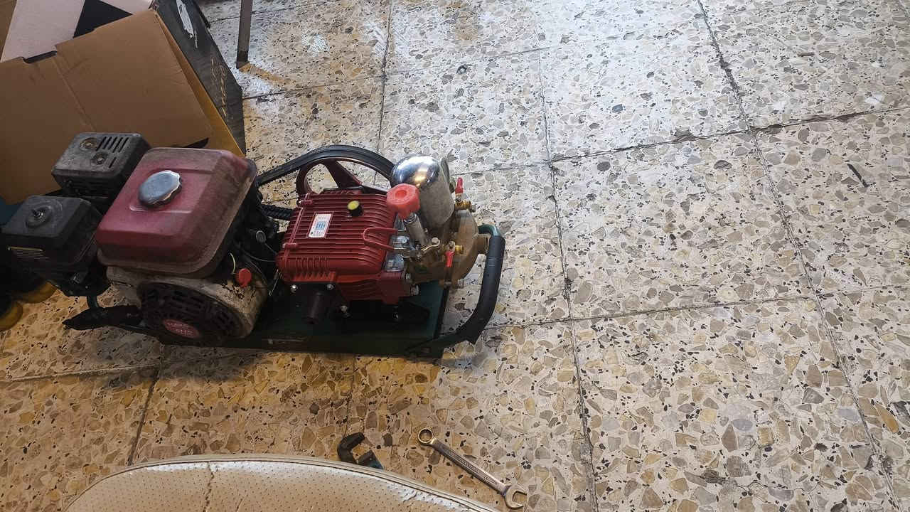سلام عليكم عندي هاي الضاغطه اشتريتها جديده والمولد عطلت فأريد ابيعها مكانها بغداد حي القاهره سعرها 90 الف وهاي الجبيره مو الزغيره دفعها كلش كلش قوي 
***********
